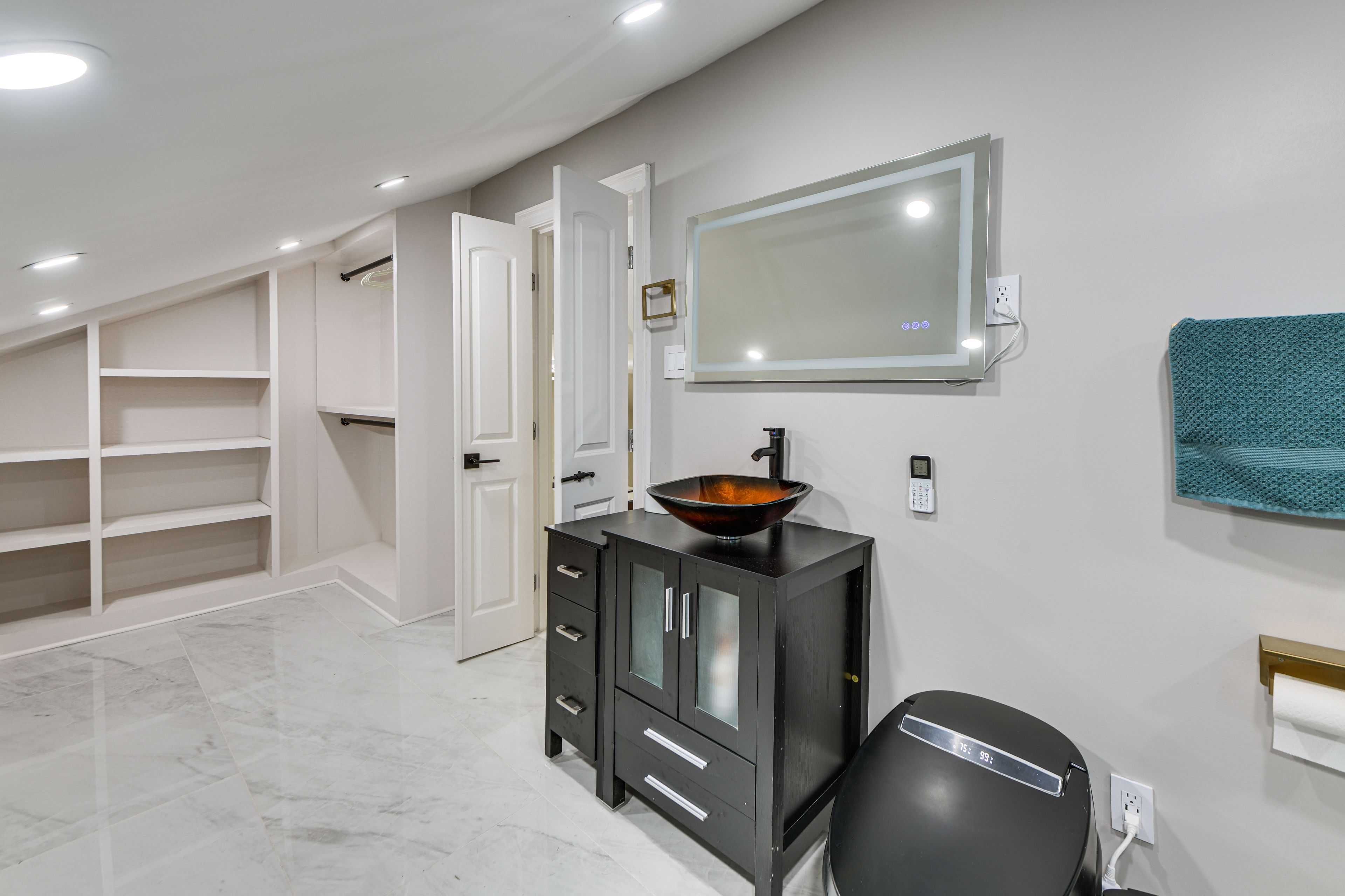 En-Suite Bathroom | 2nd Floor