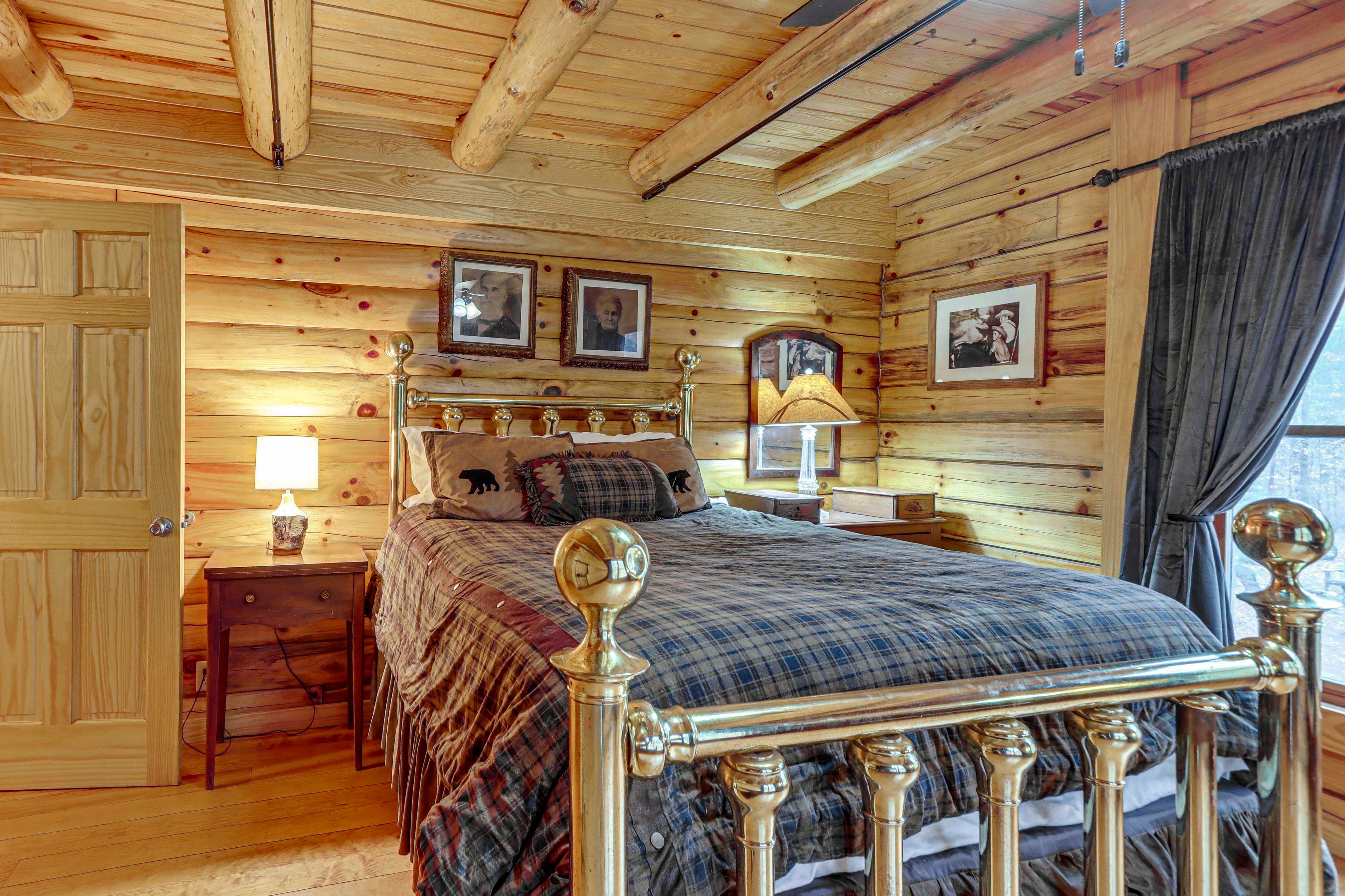 Bedroom 2 | 1st Floor | Queen Bed