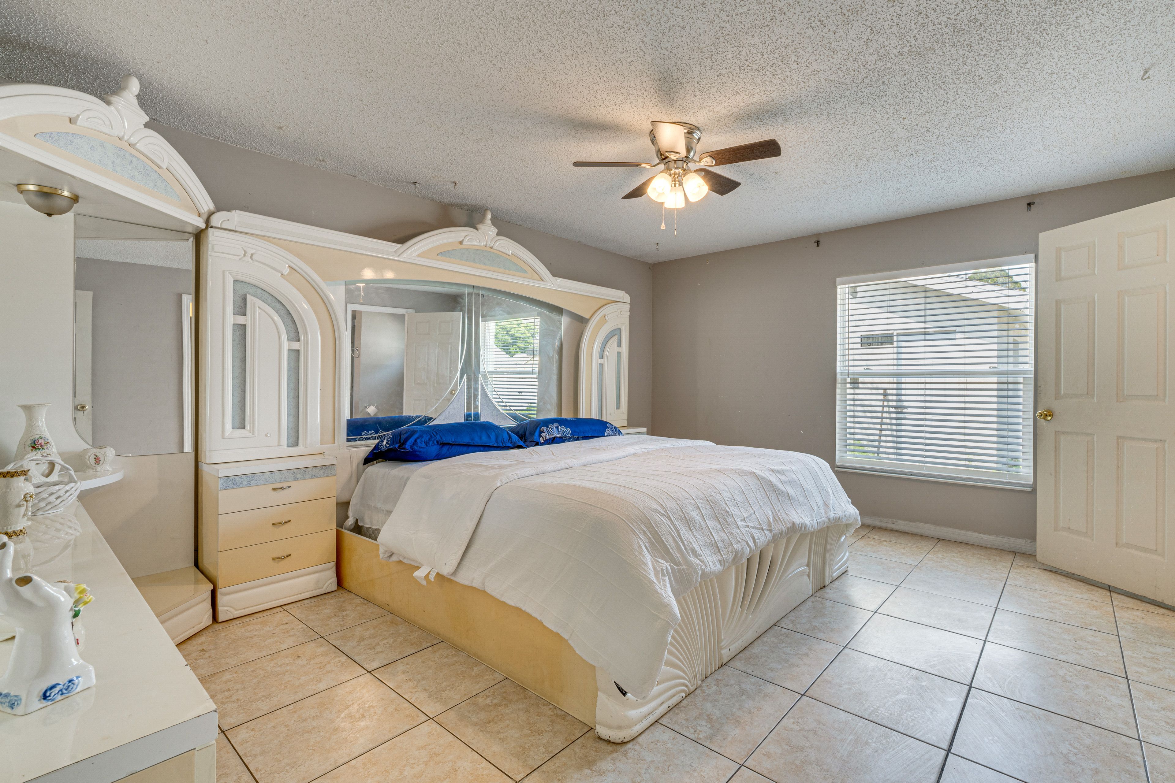 Bedroom 1 | King Bed