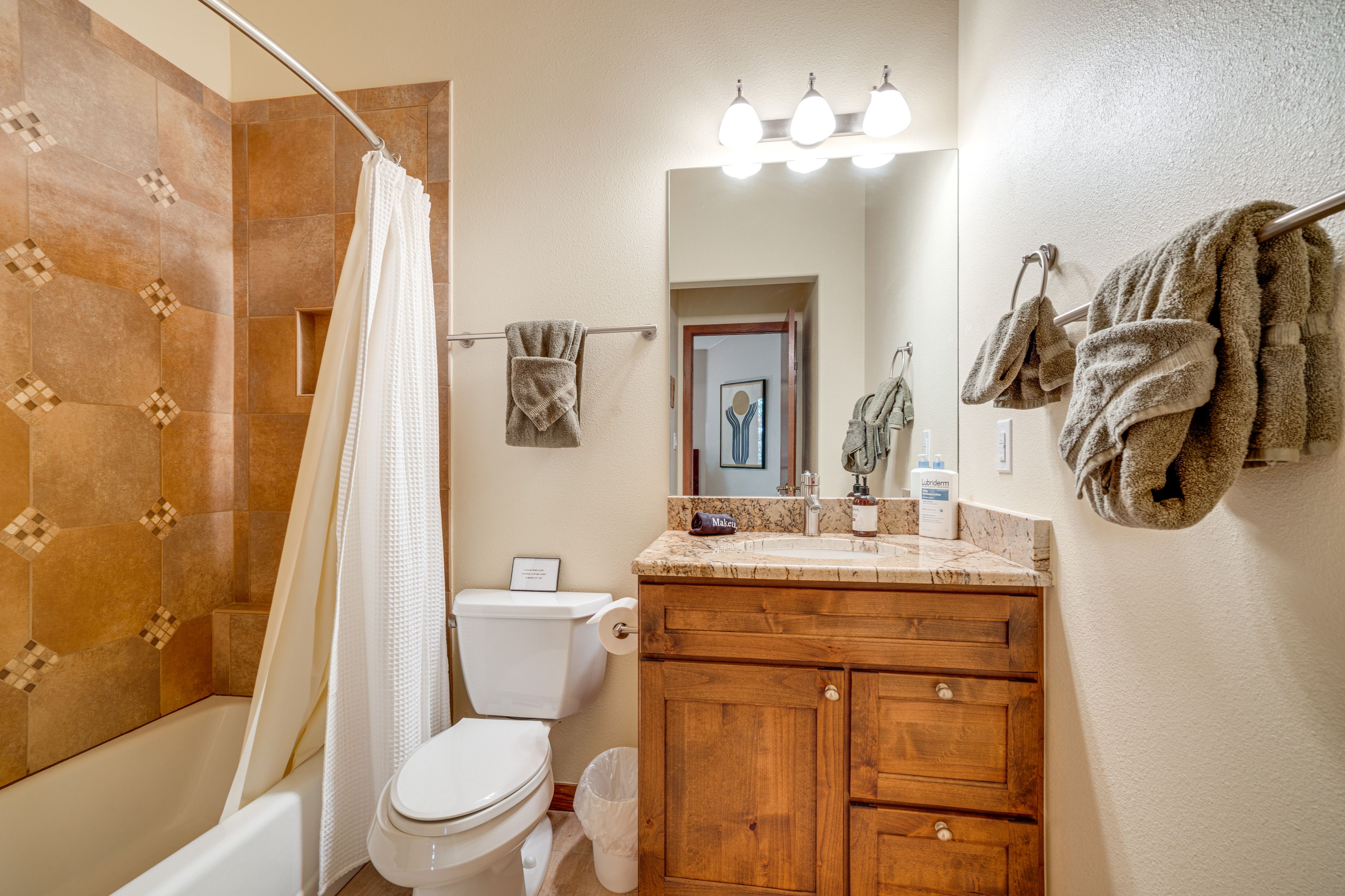Full Bathroom | 2nd Floor