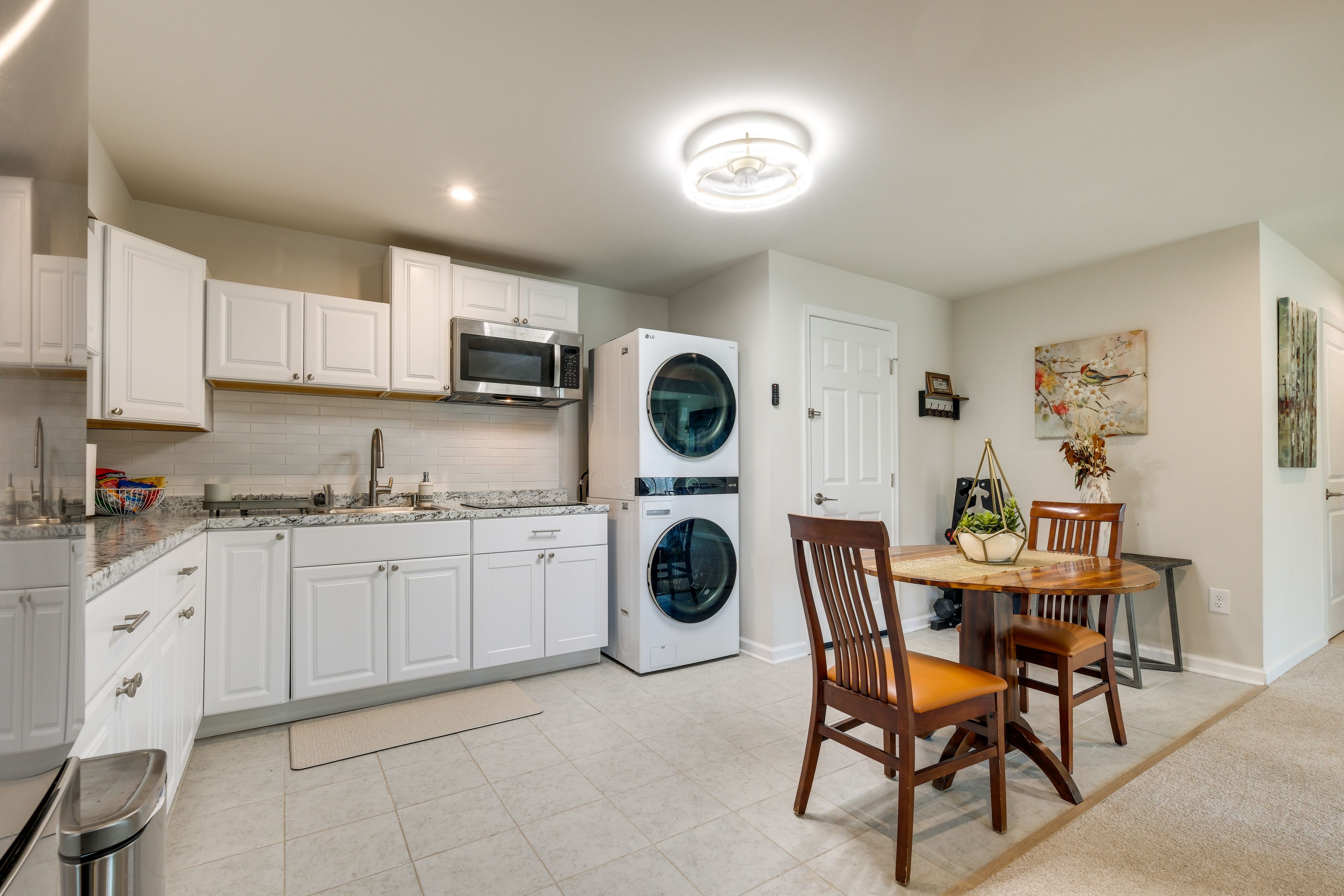 Kitchen & Dining Area