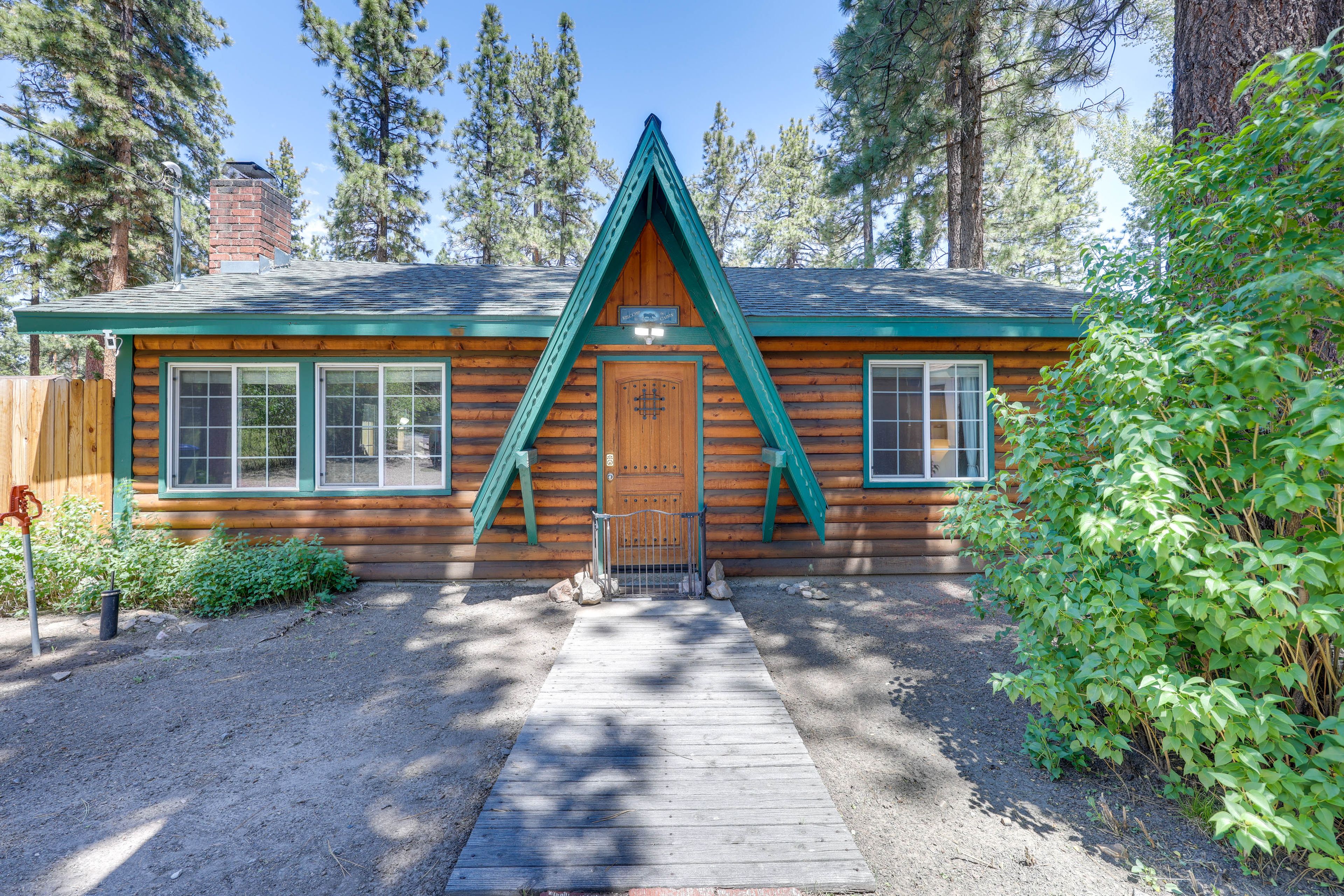 Exterior | Driveway (4 Vehicles)