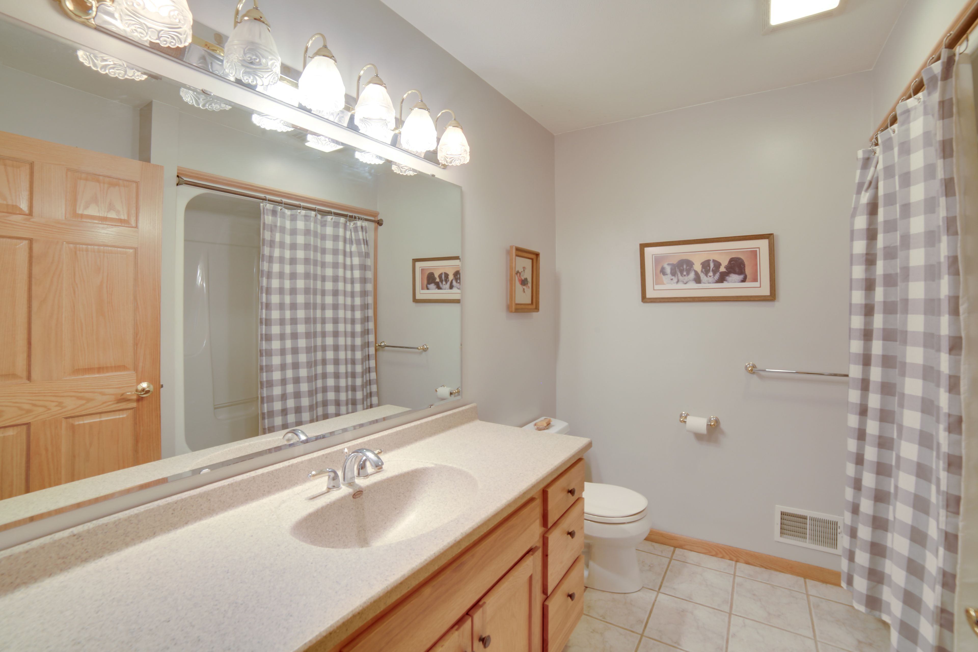 Bathroom | Main Floor