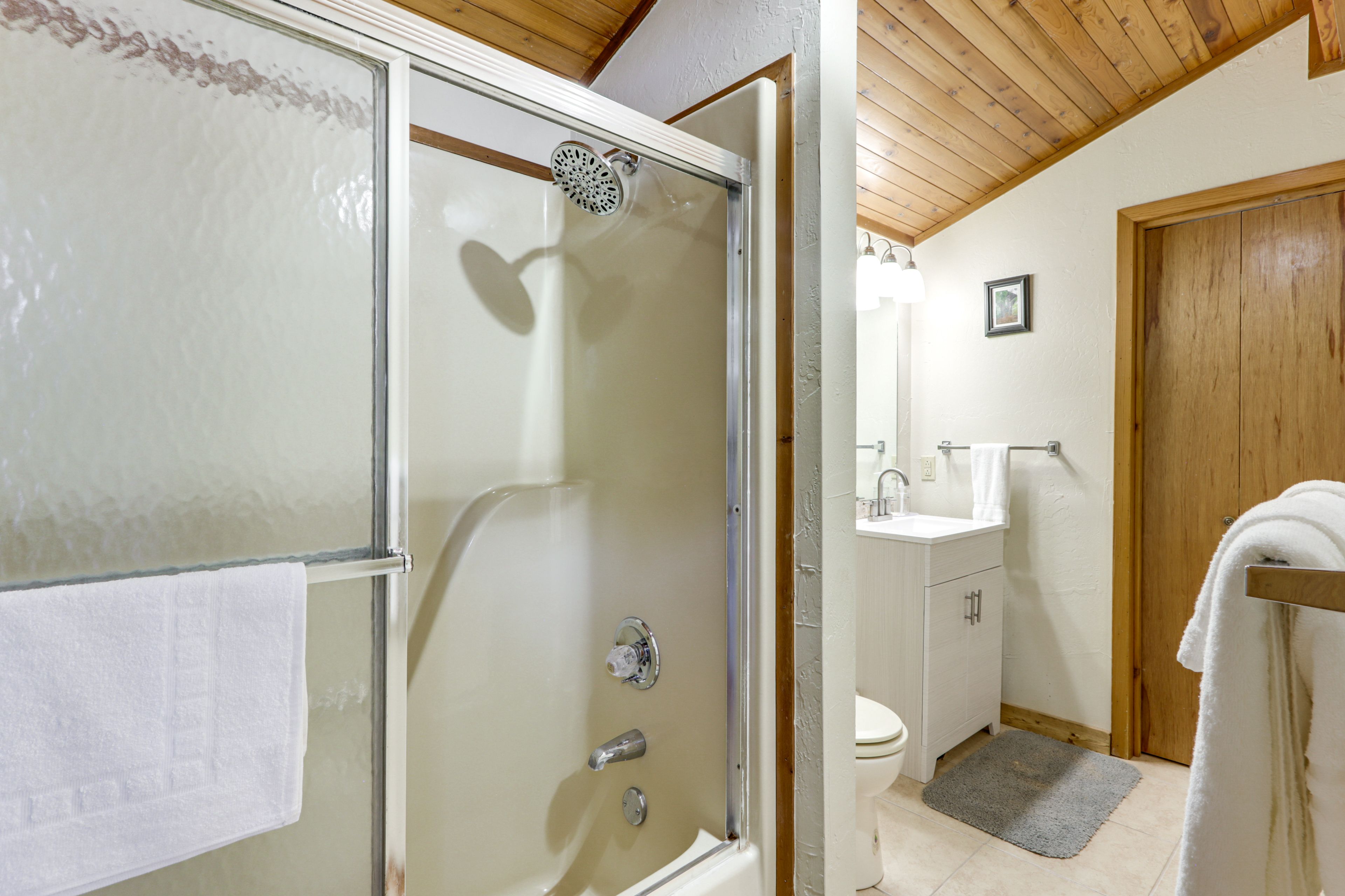 En-Suite Bathroom | 2nd Floor