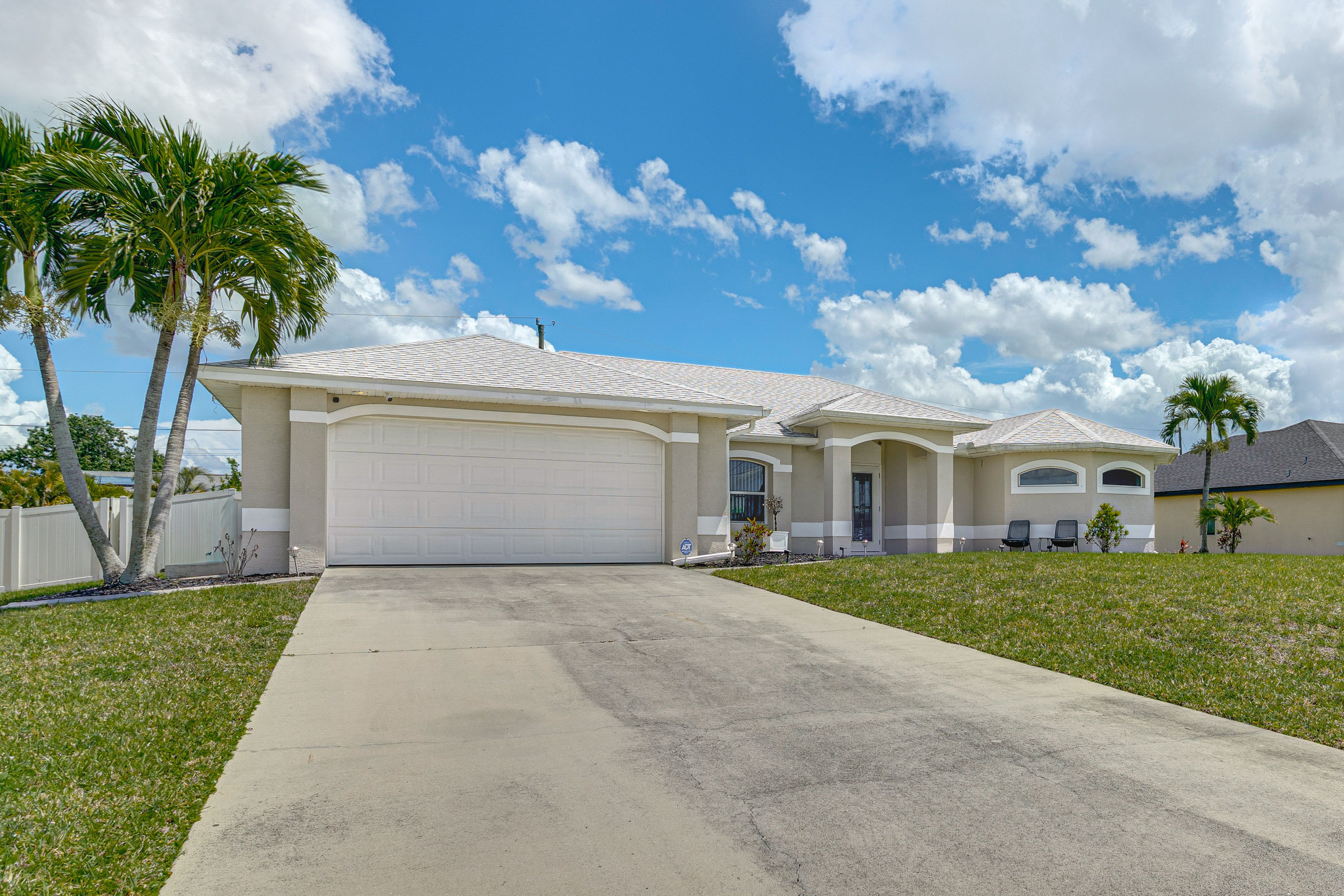 Driveway (4 Vehicles) | Garage (1 Vehicle)