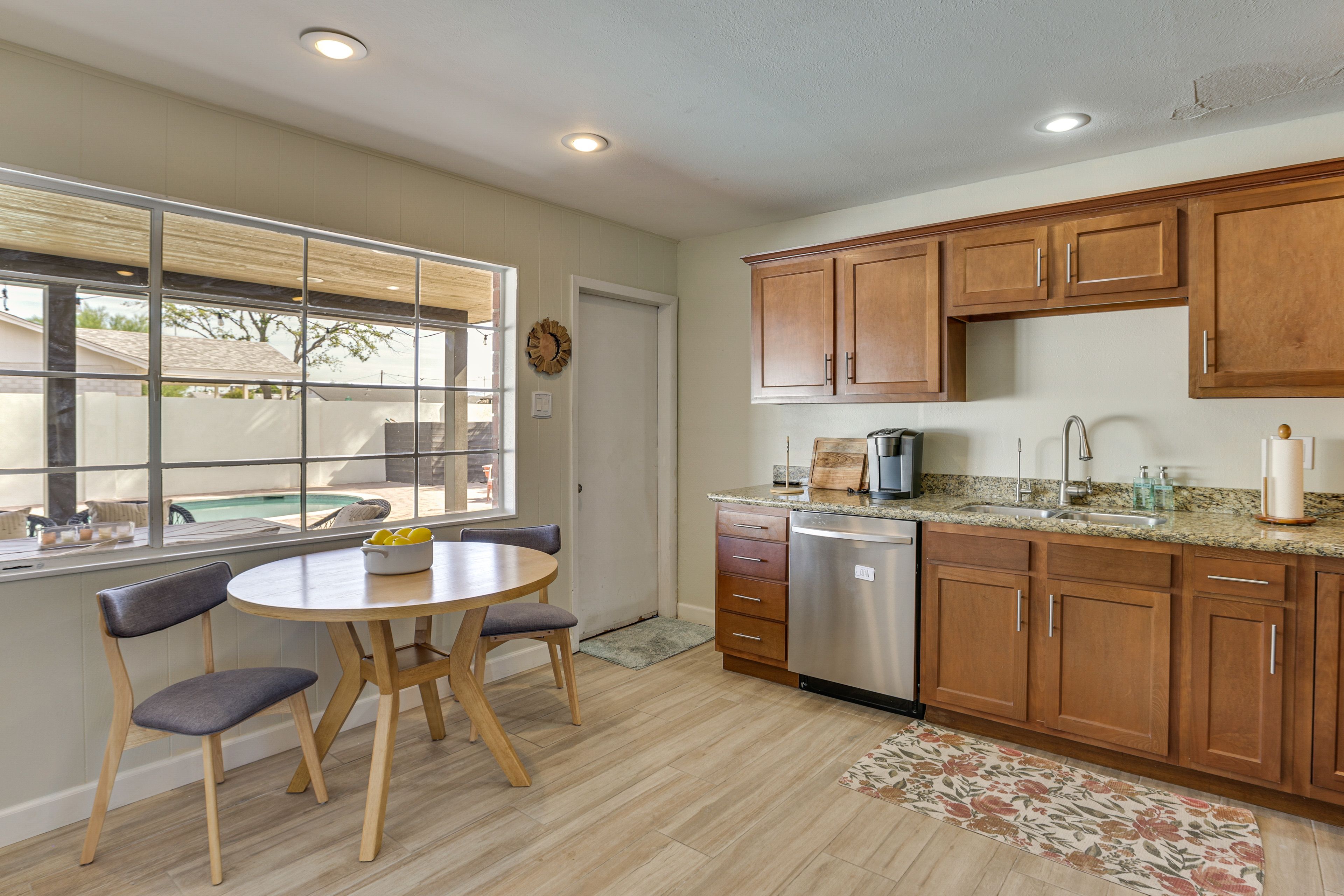 Kitchen & Additional Dining Area