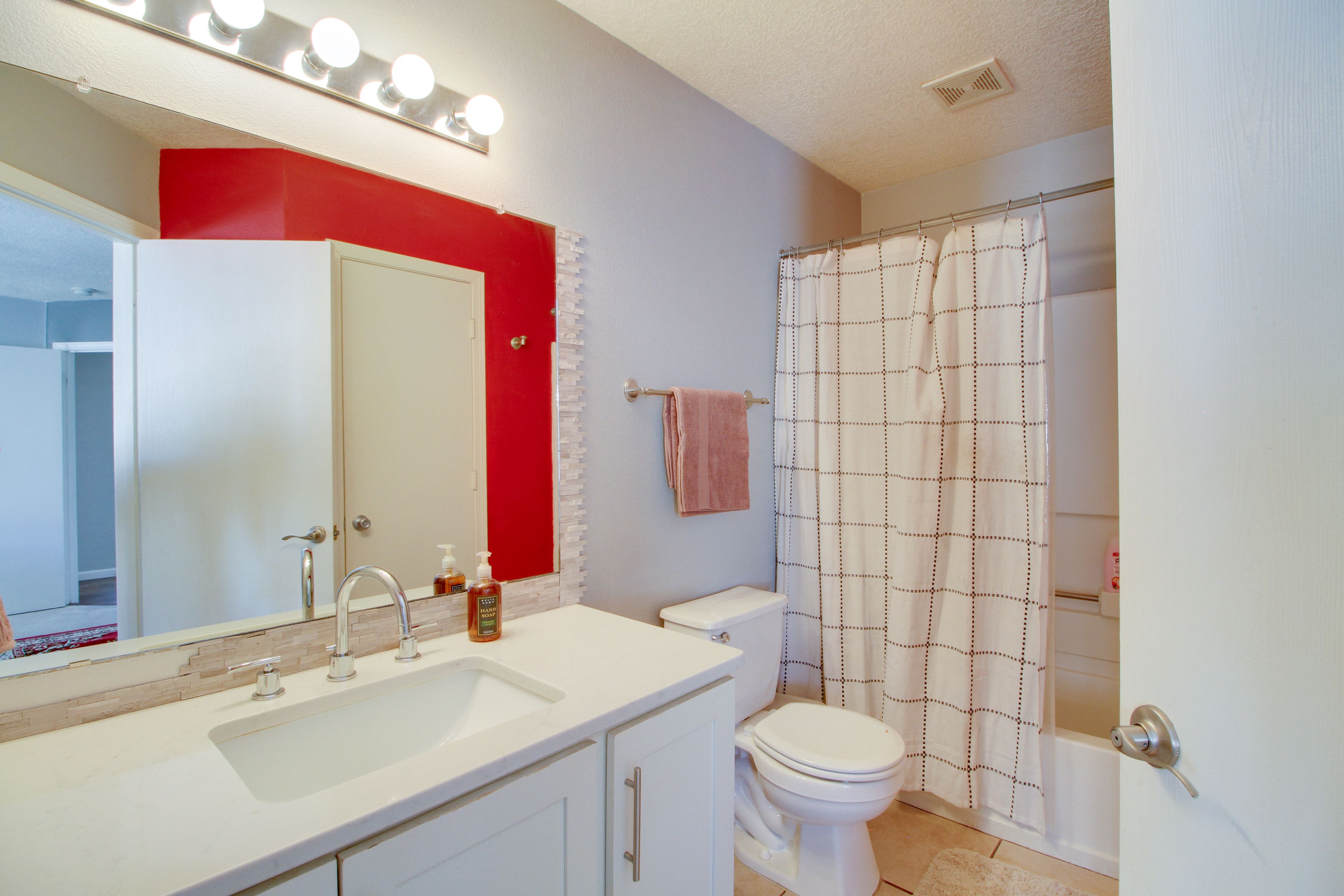 Full Bathroom | 2nd Floor