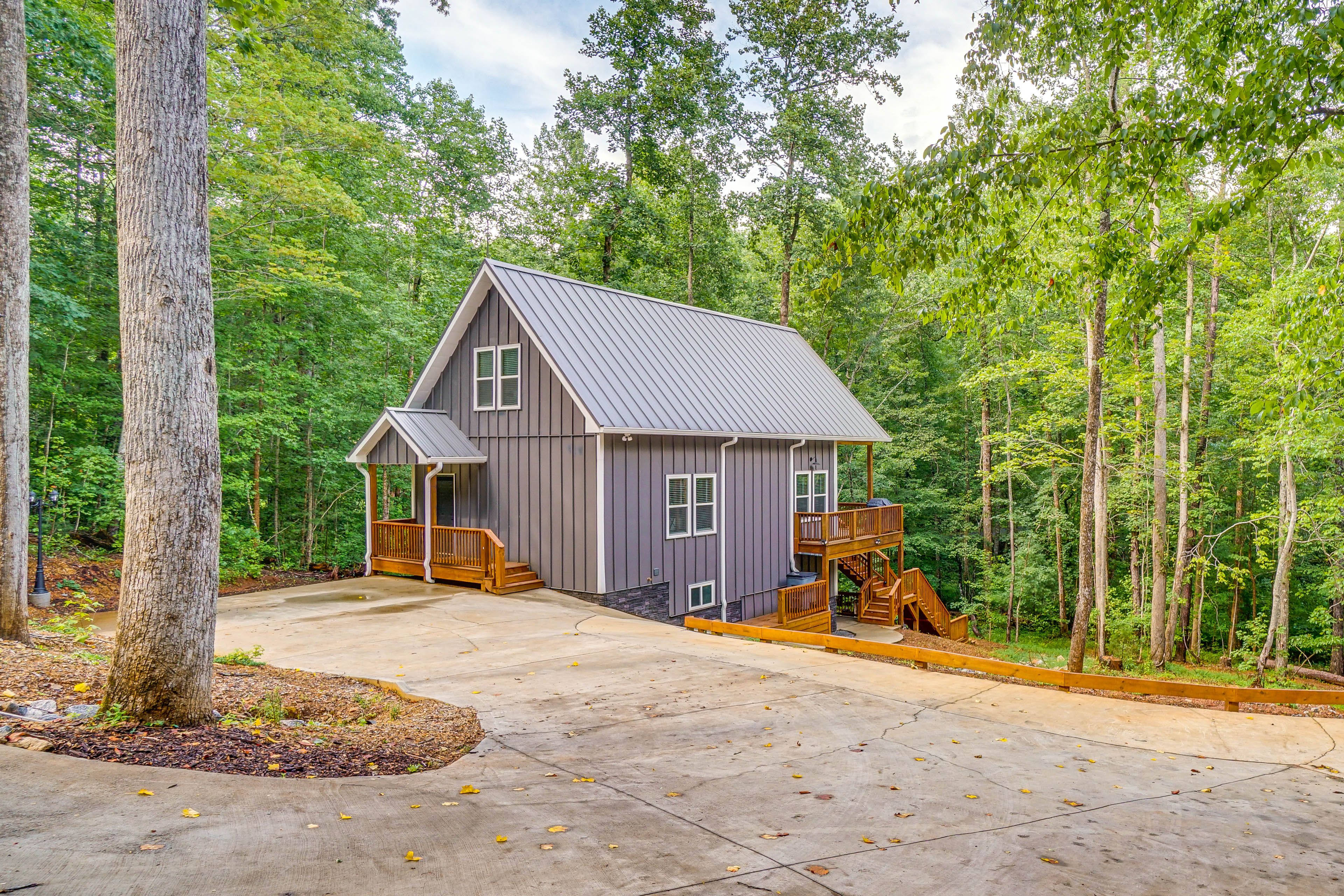 Exterior | Driveway (3 Vehicles)