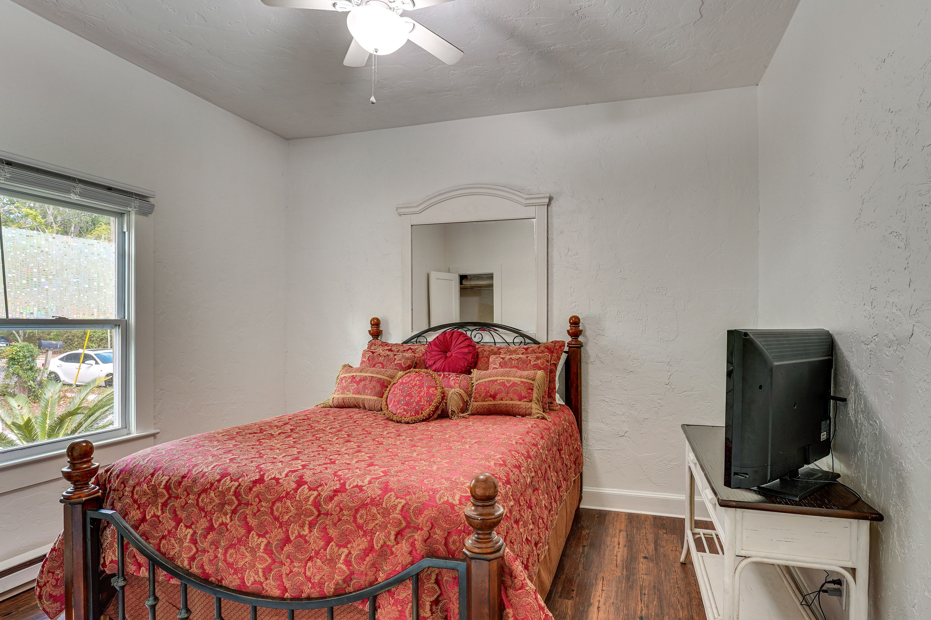 Bedroom 2 | Queen Bed