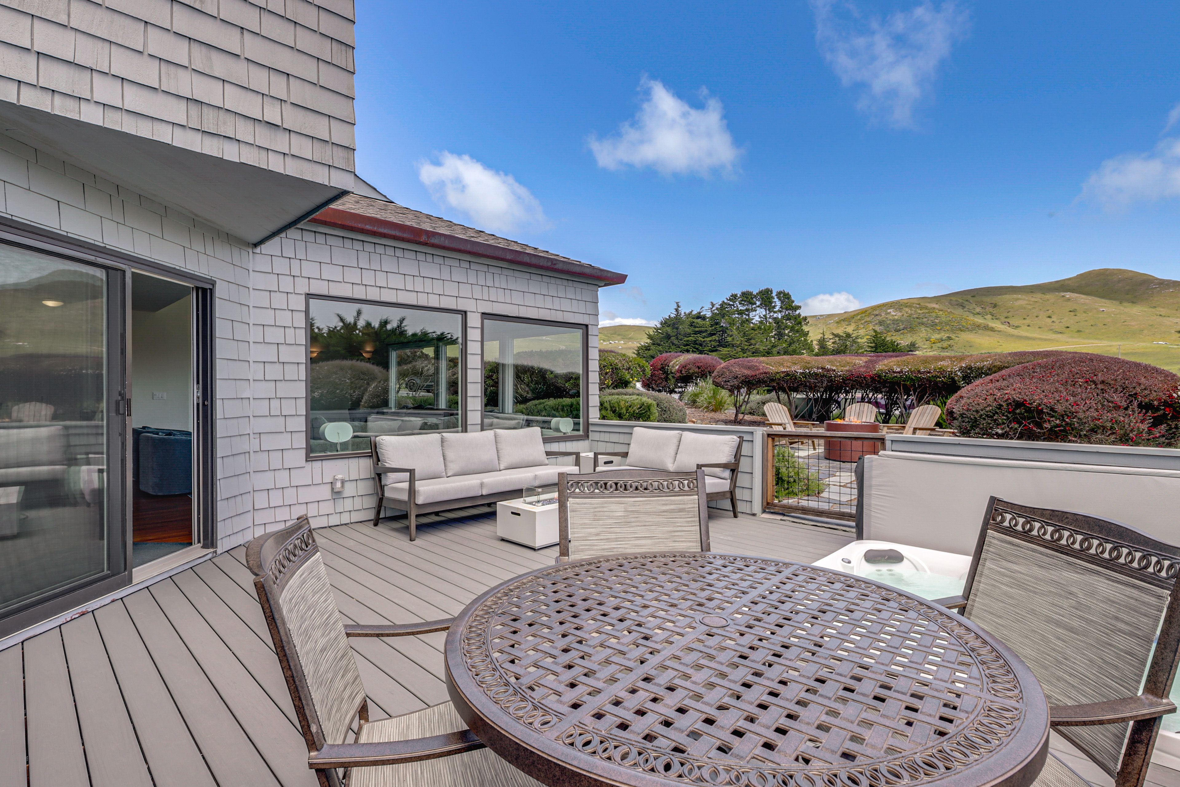 Furnished Deck | Dining Table | Gas Grill | Gas Fire Table | Hot Tub