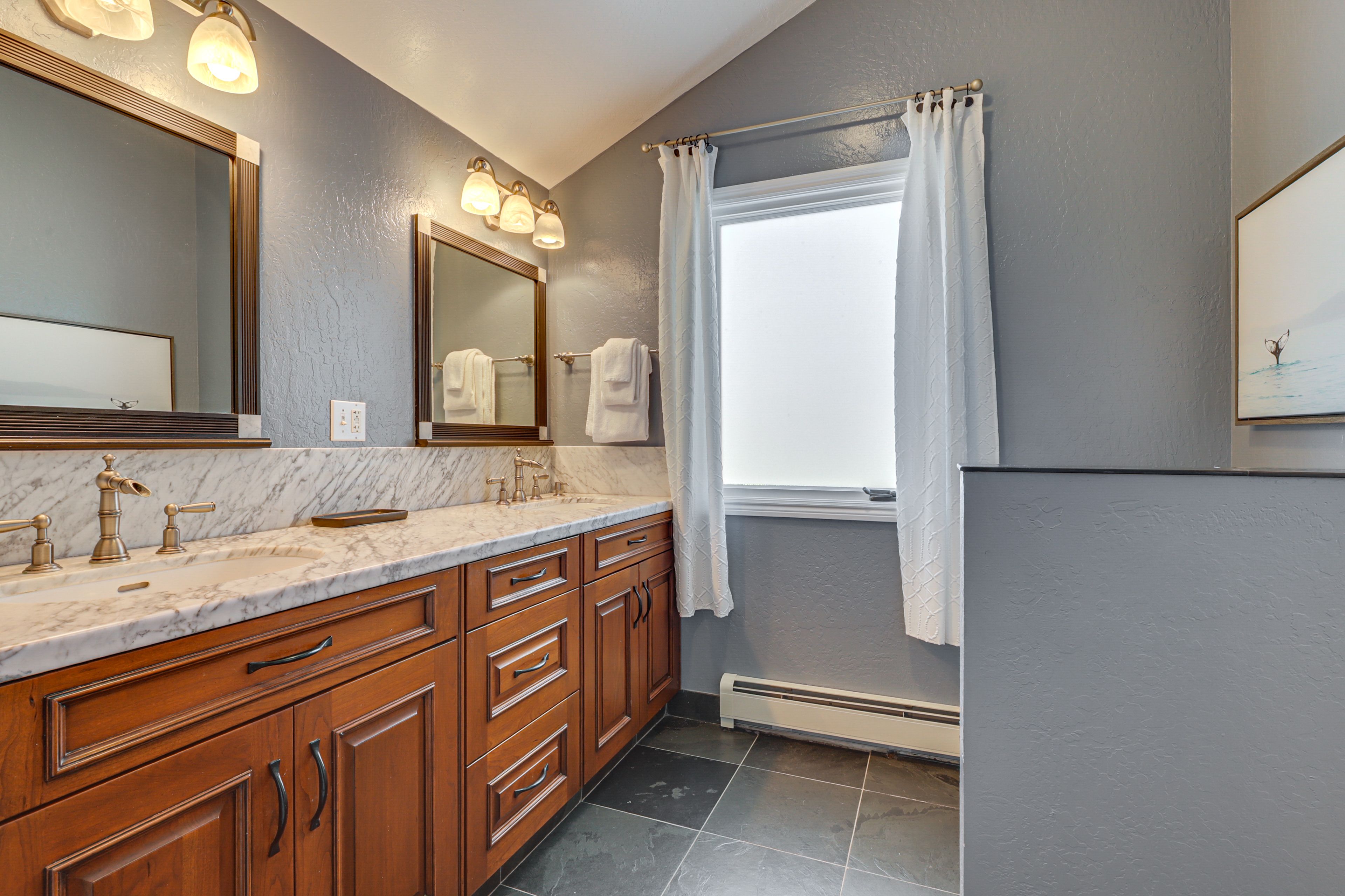 Full Bathroom | 1st Floor