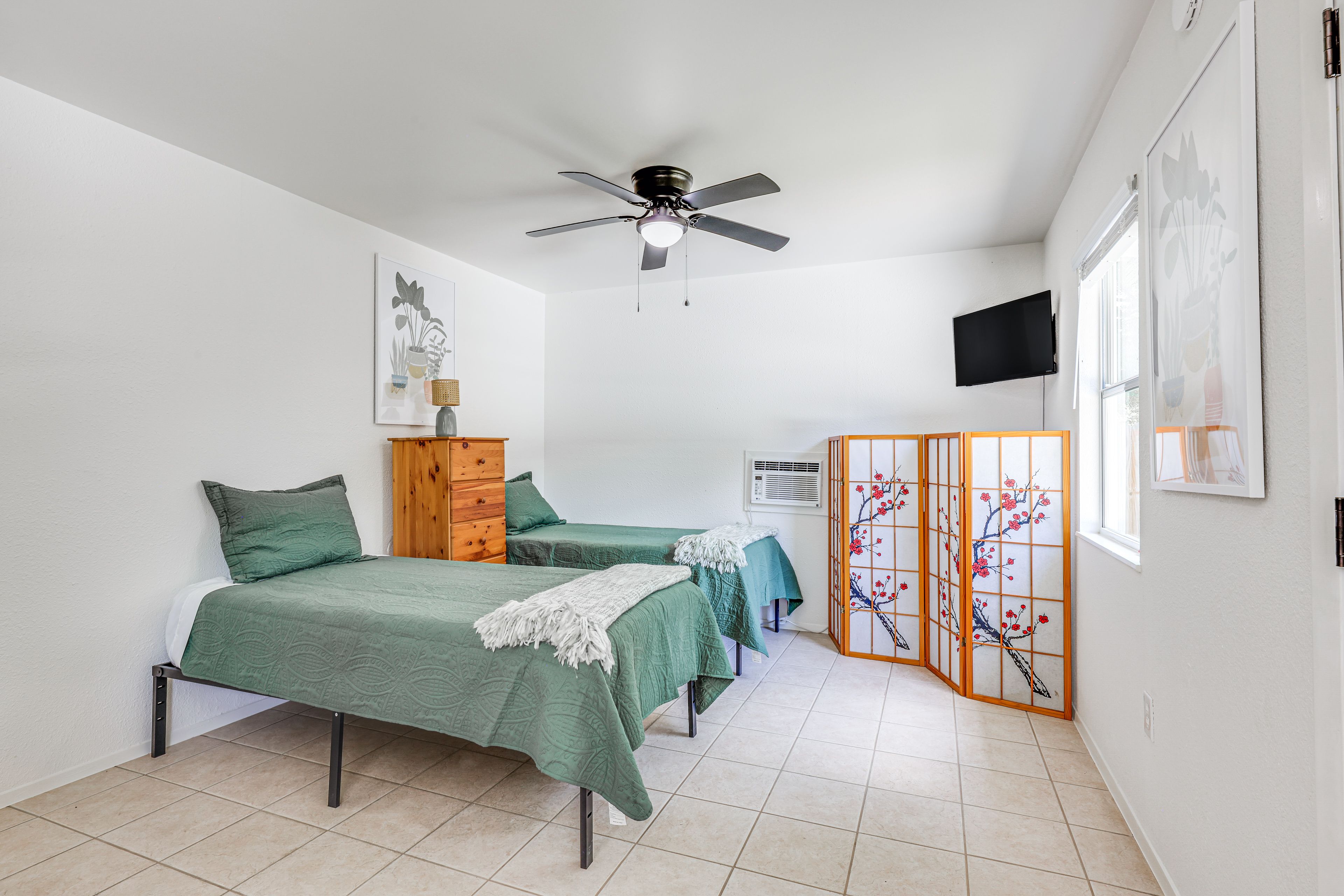 Bedroom 5 (Detached Suite) | 2 Twin Beds