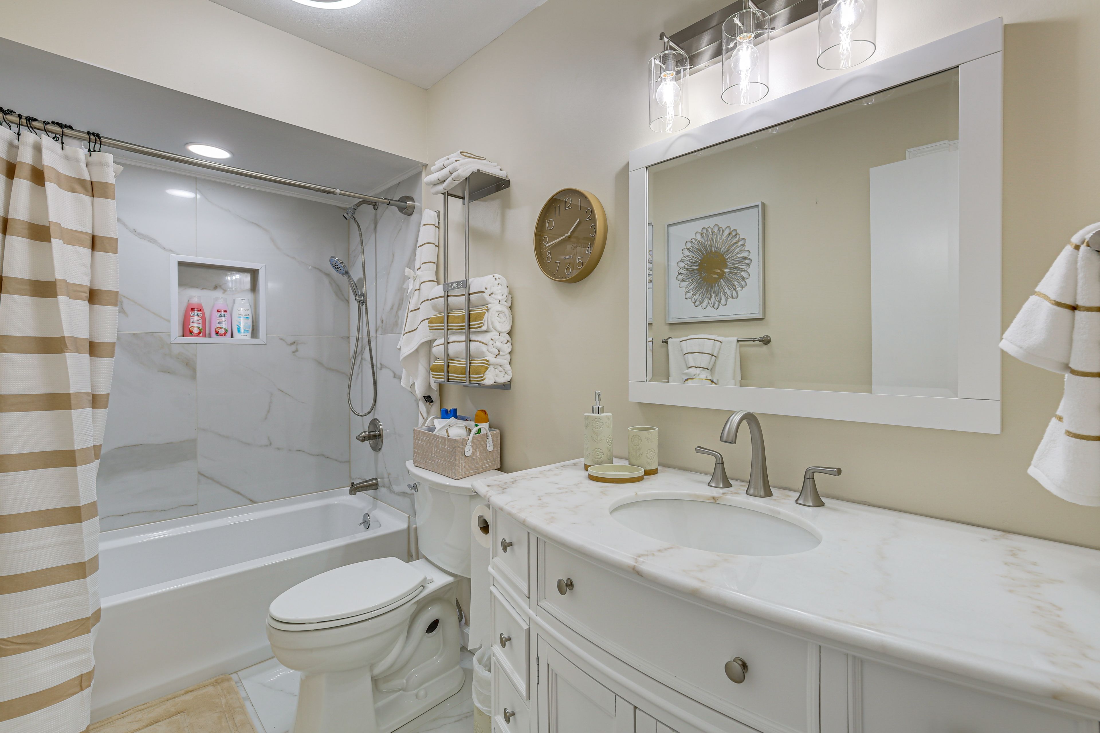 Full Bathroom | 1st Floor