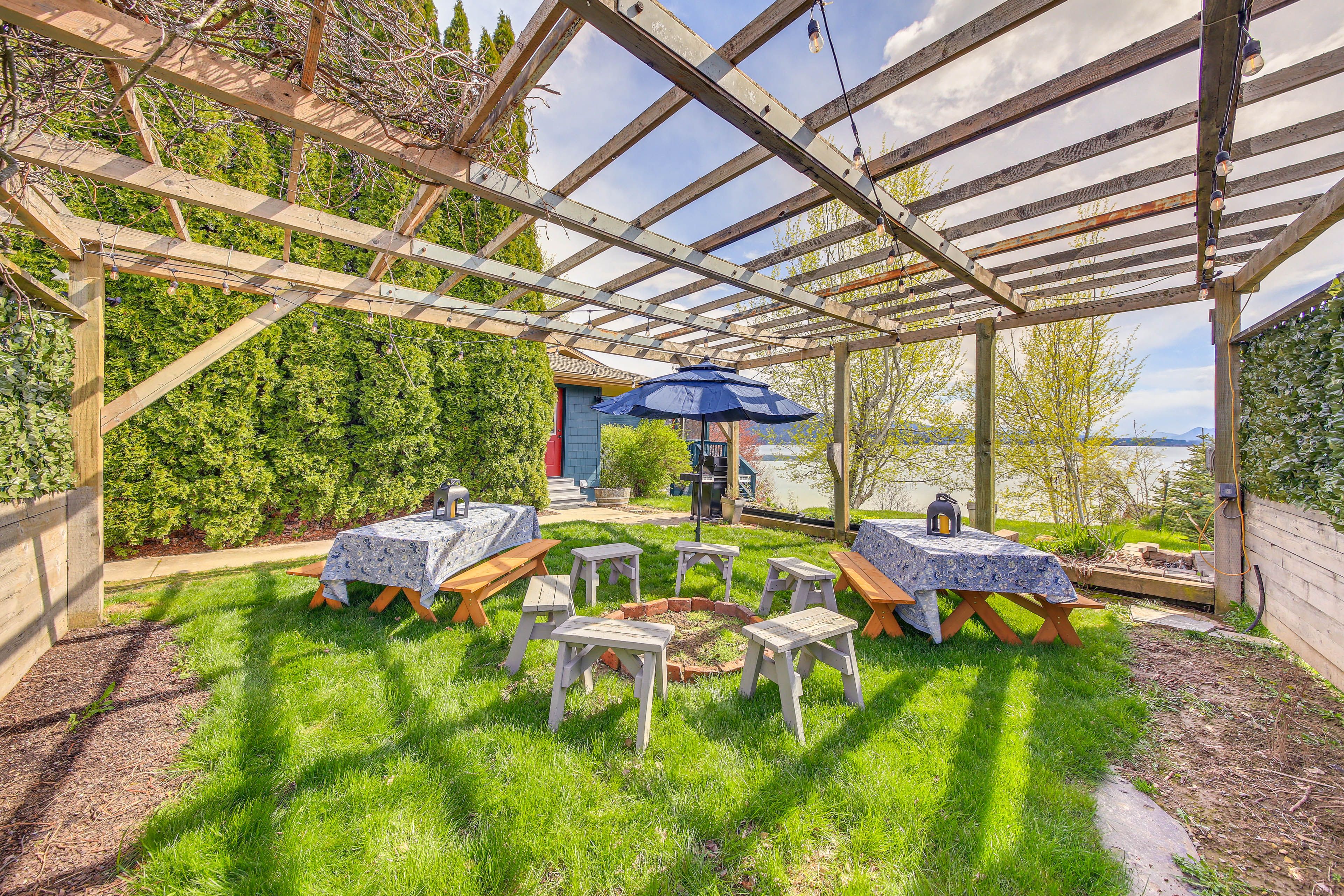 Pergola | Fire Pit w/ Seating | Picnic Tables