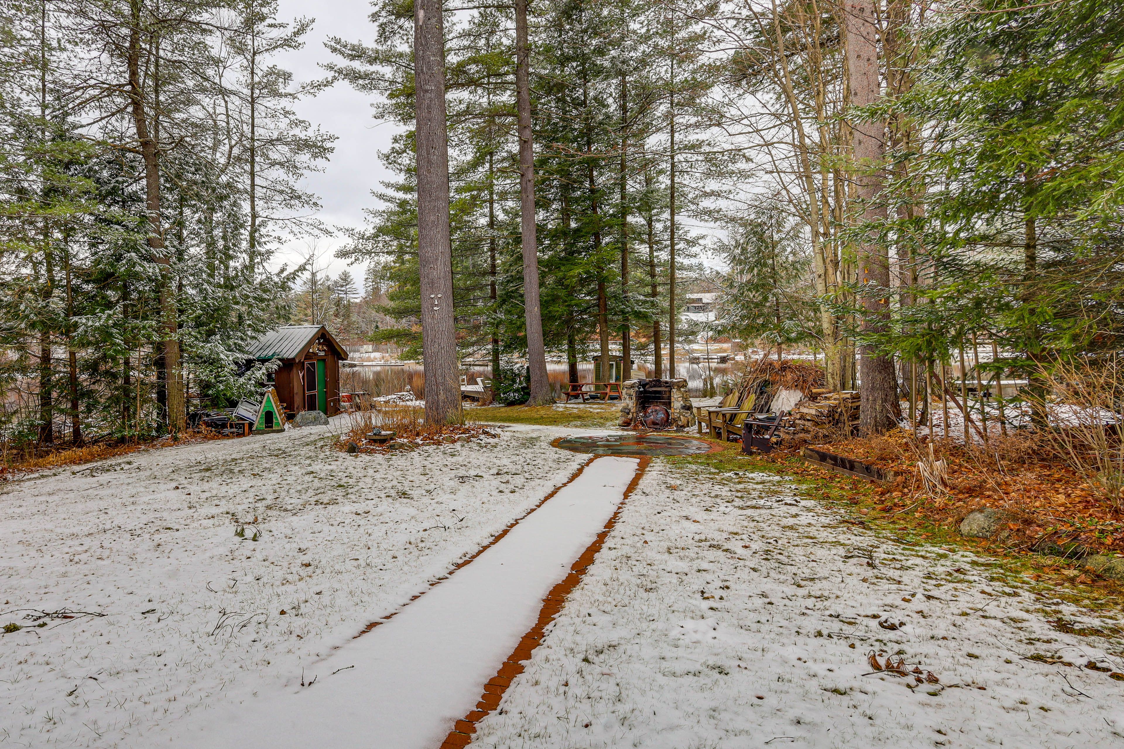 Private Backyard | Picnic Table | Wood-Burning Fireplace