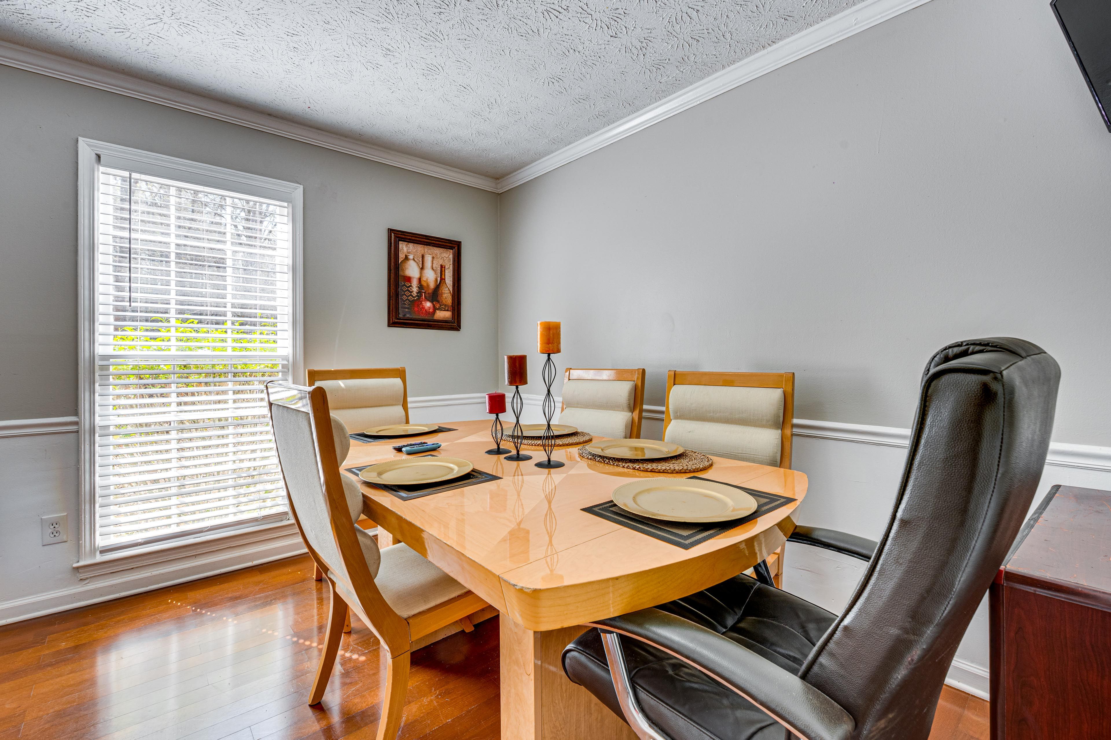 Dining Area | 6 Smart TVs