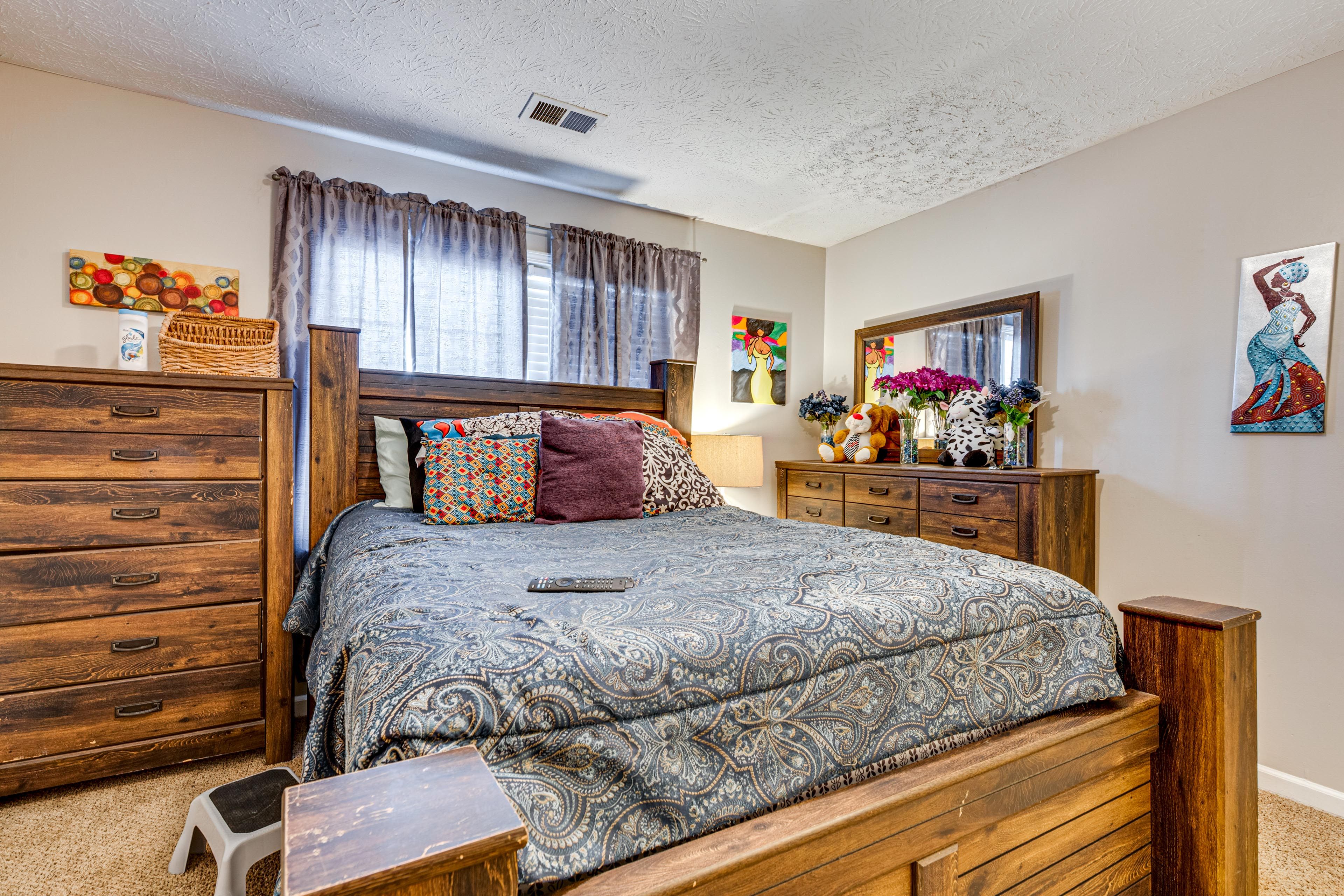 Bedroom 2 | 2nd Floor | Queen Bed