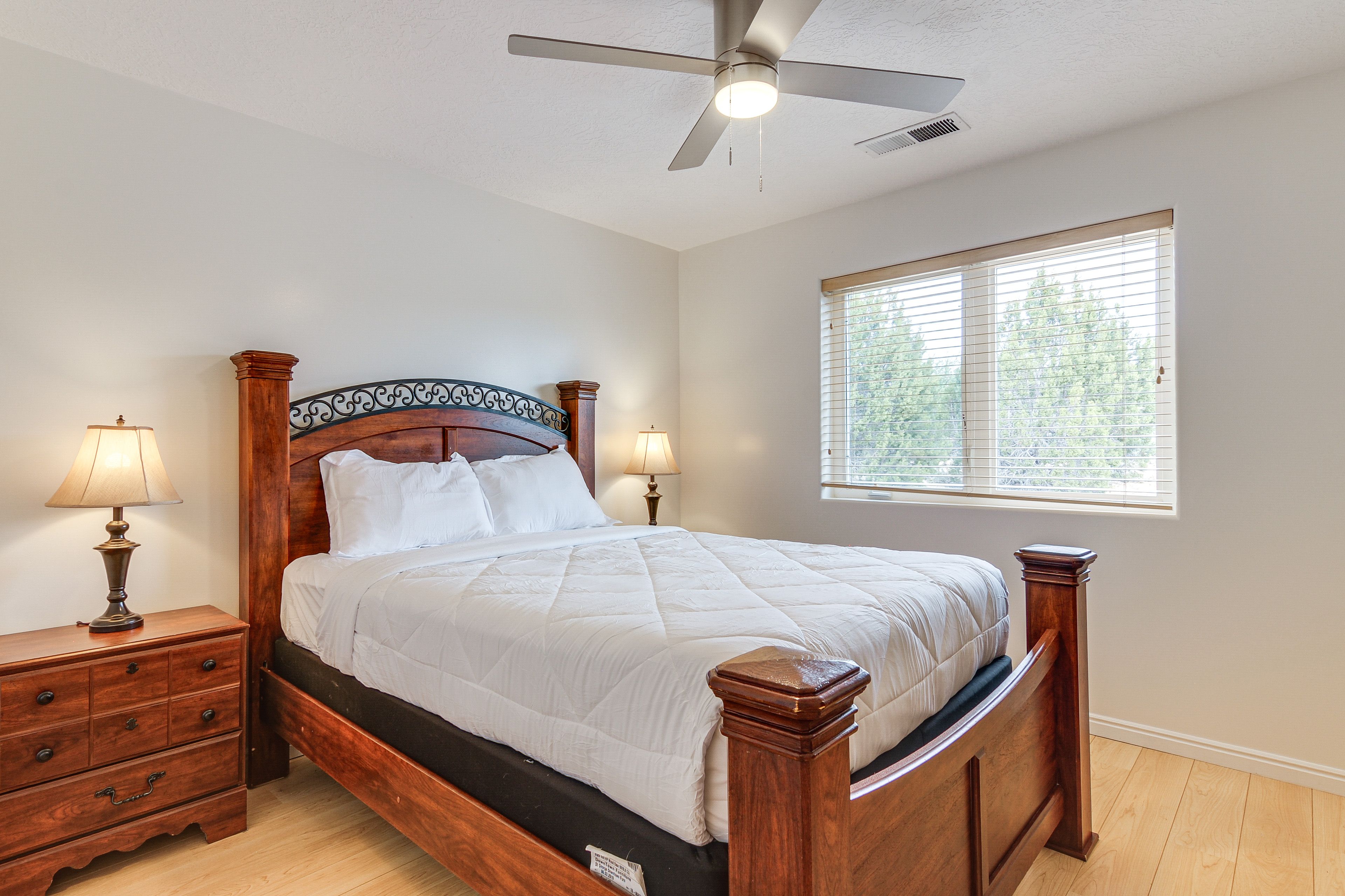 Bedroom 2 | Queen Bed