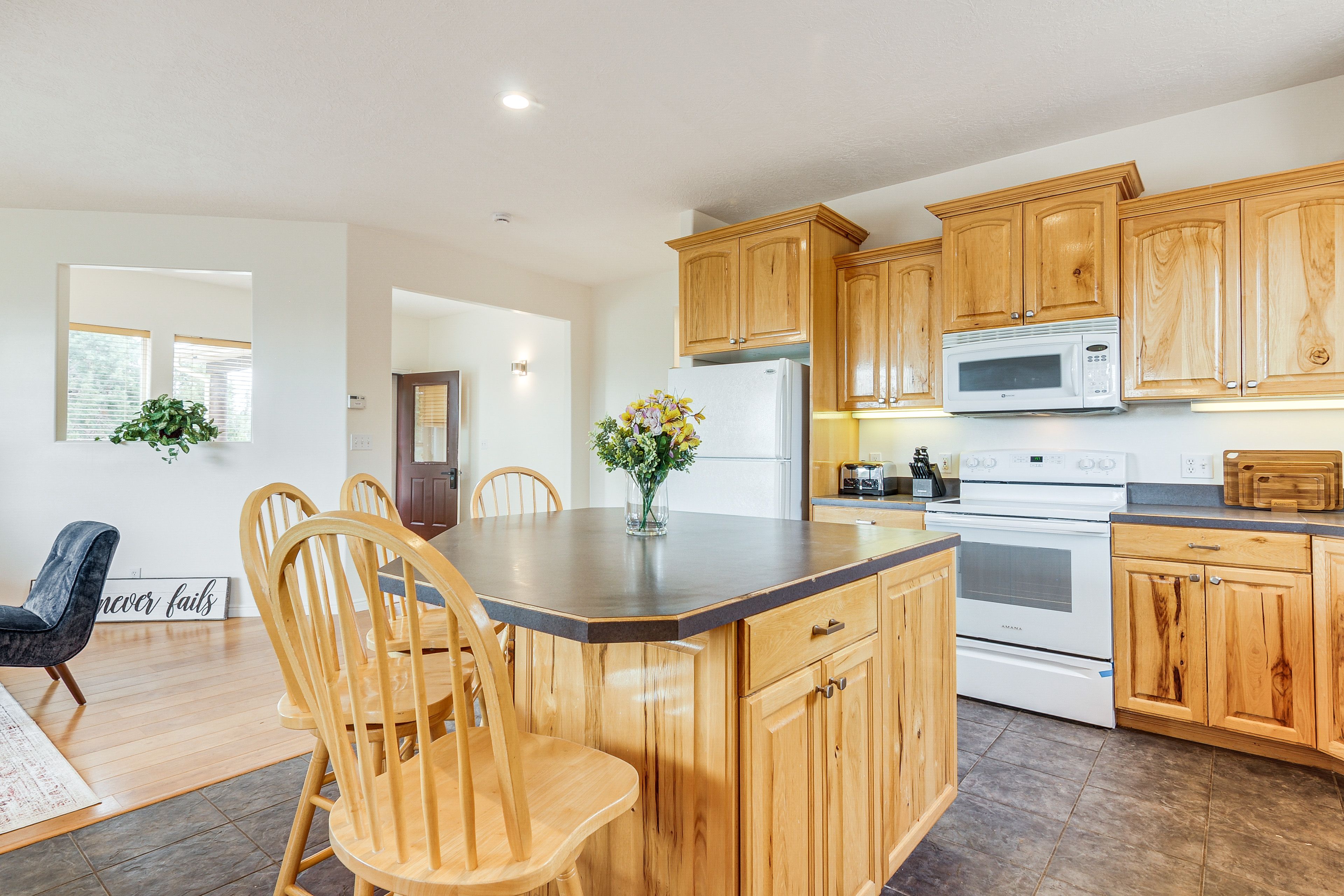 Kitchen | Breakfast Bar