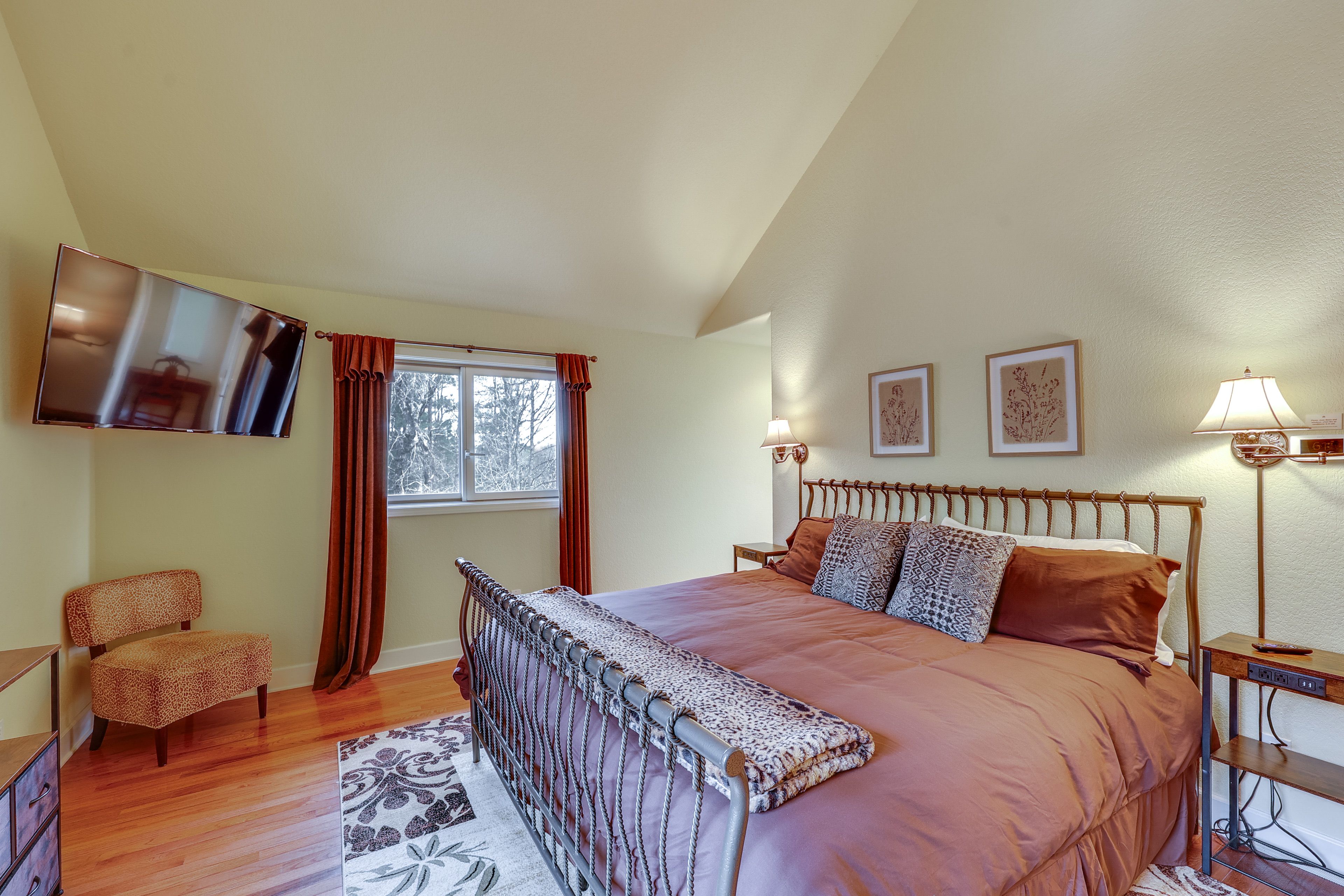 Bedroom 1 | King Bed | Upper Level