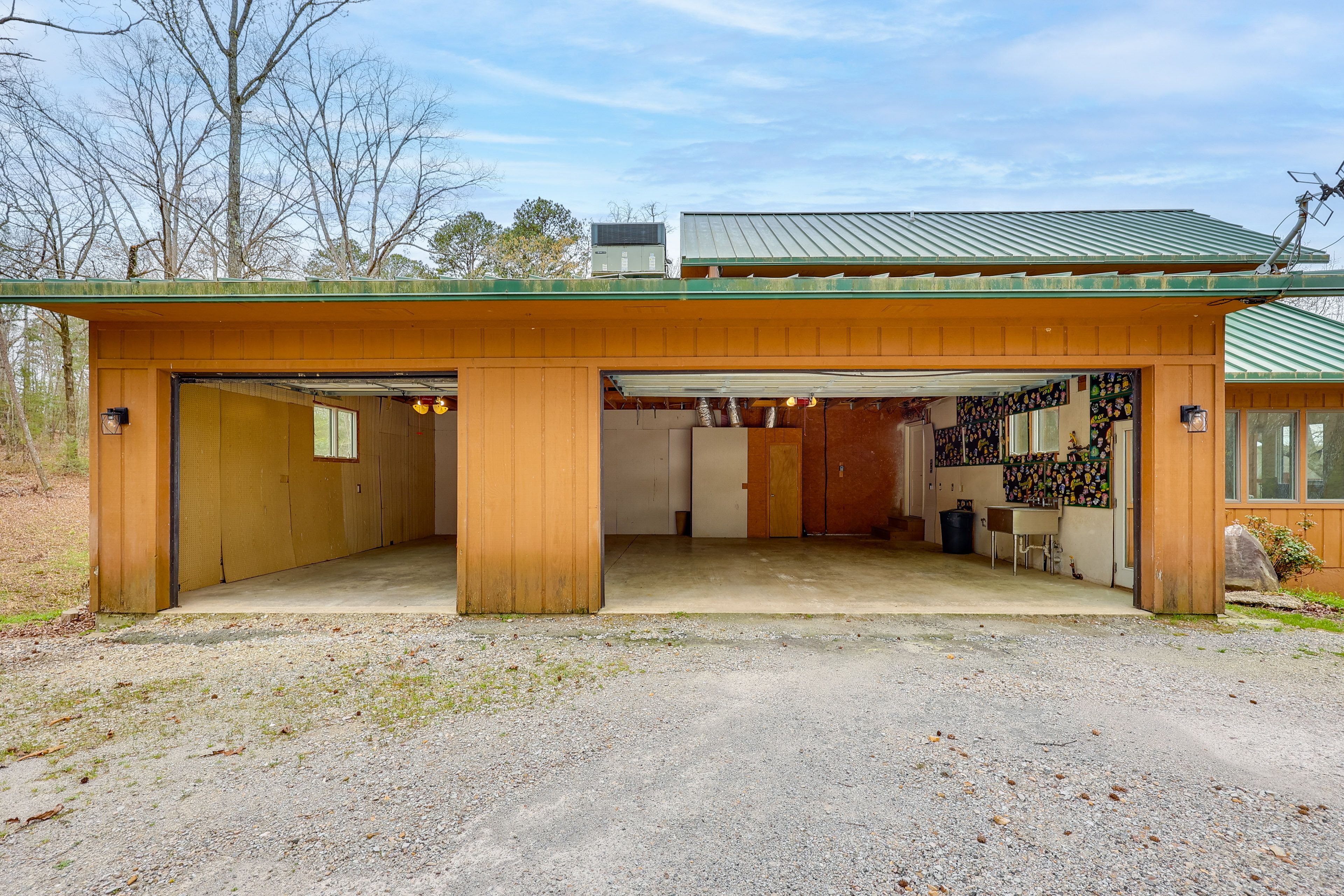 Parking | Garage (3 Vehicles) | Driveway