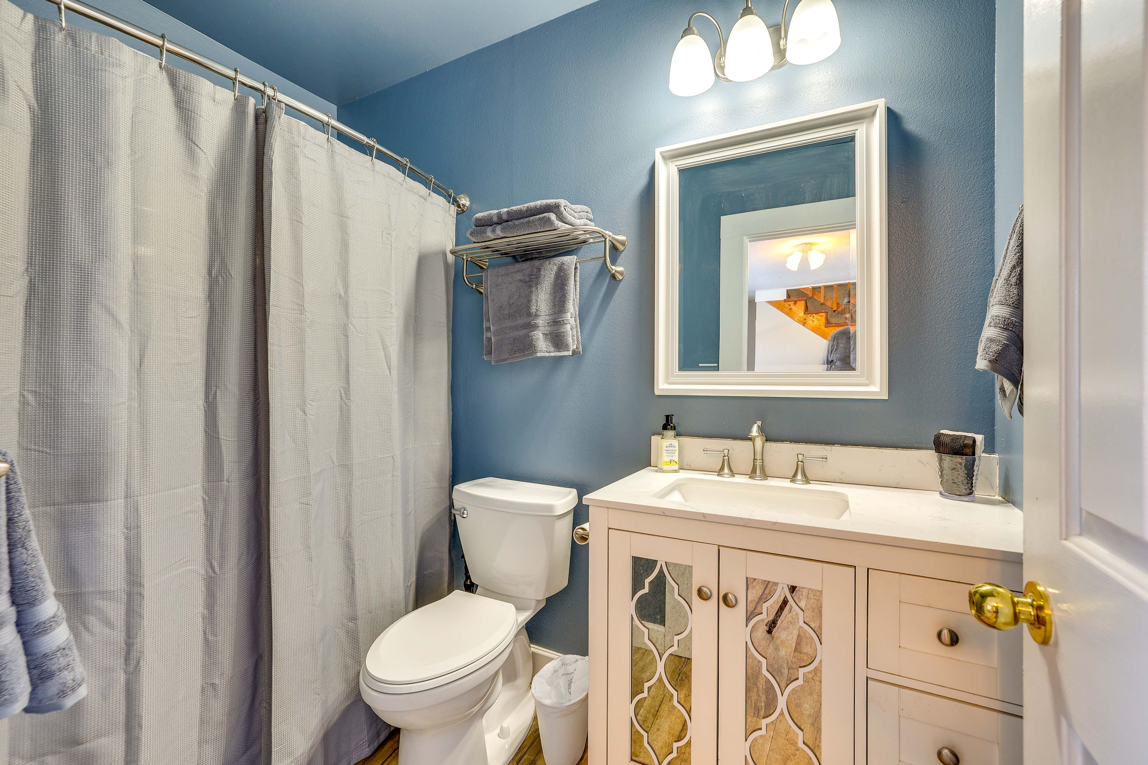 Full Bathroom | Guest Cottage | 1st Floor