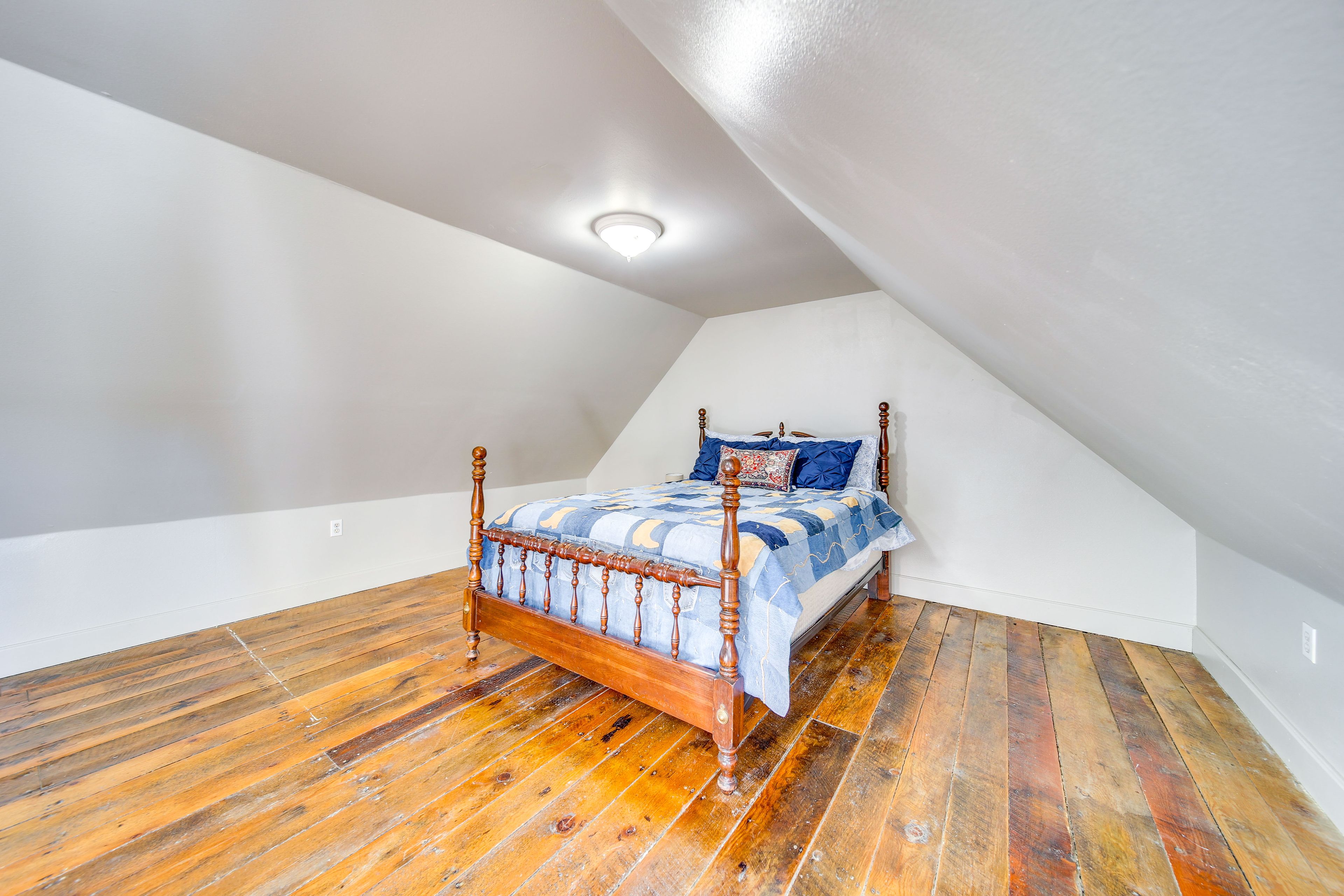 Bedroom 6 | Queen Bed | Guest Cottage | 2nd Floor