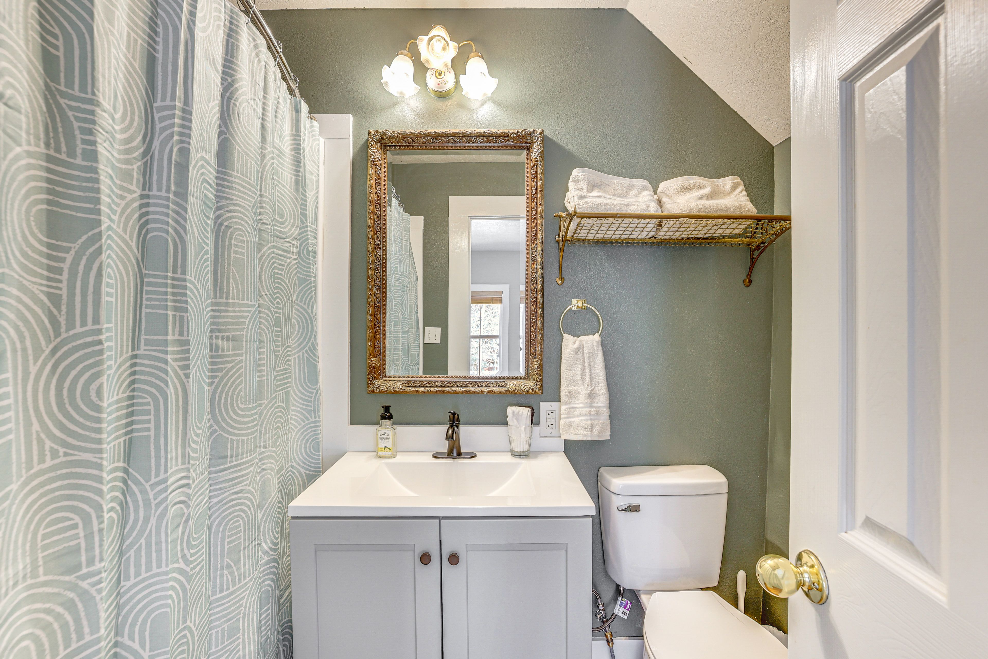 En-Suite Bathroom | Main House | 2nd Floor