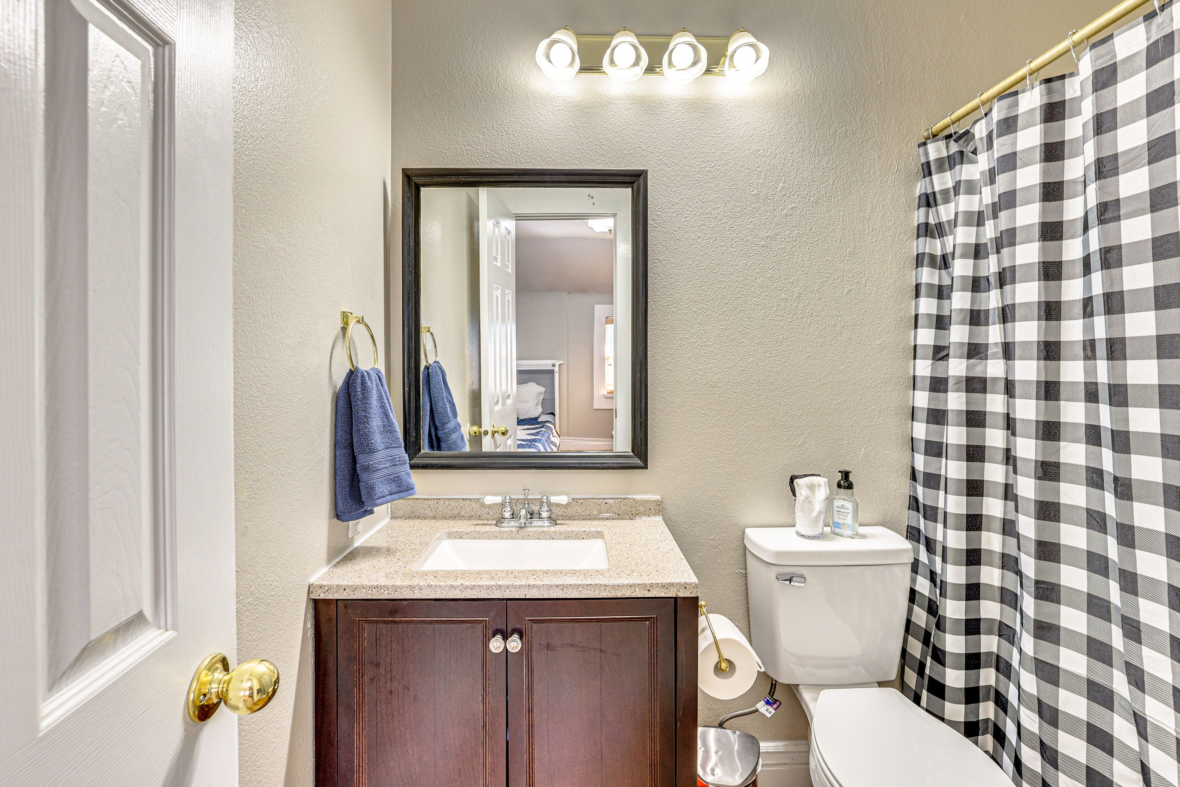 En-Suite Bathroom | Main House | 2nd Floor