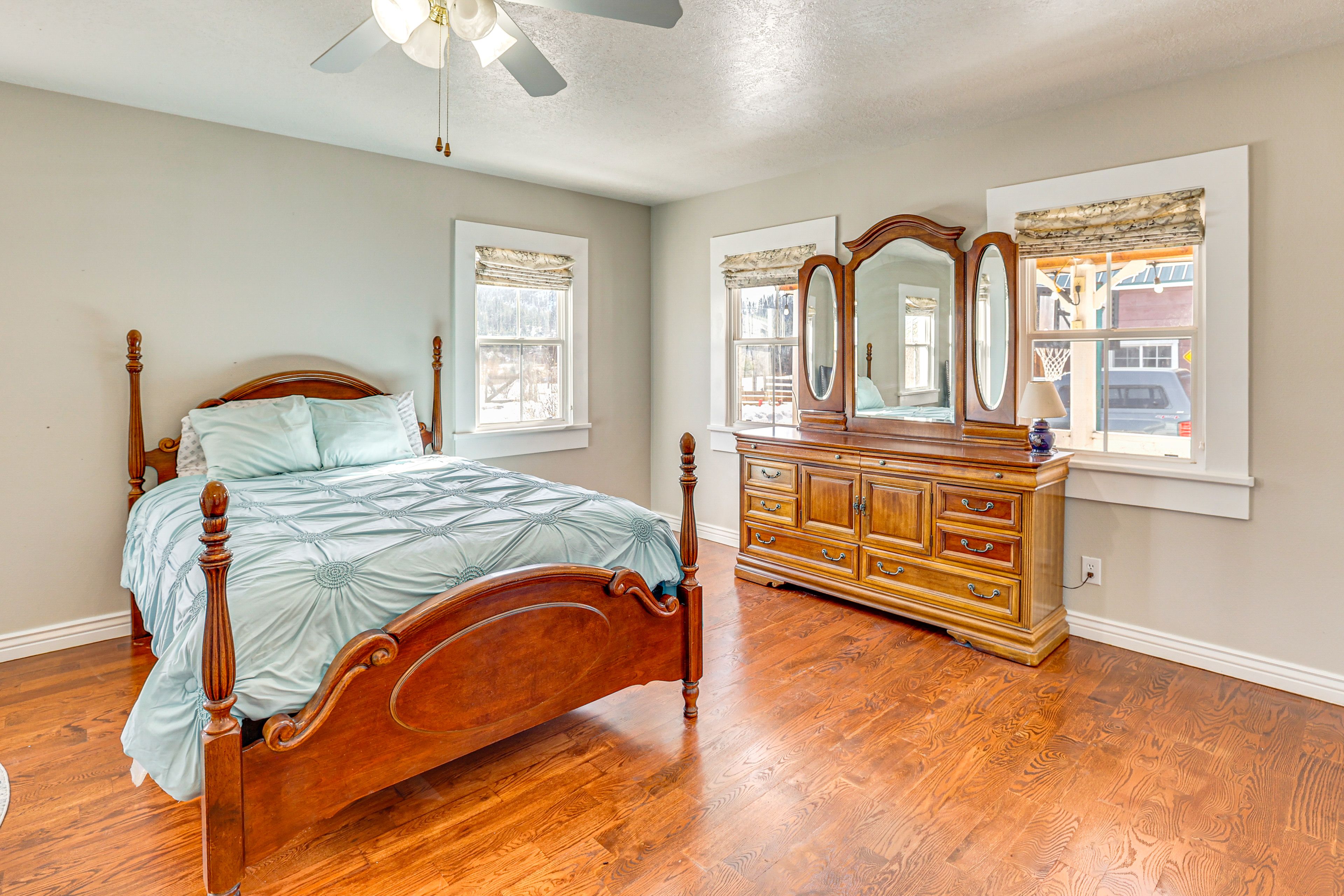 Bedroom 1 | Queen Bed | Main House | 1st Floor