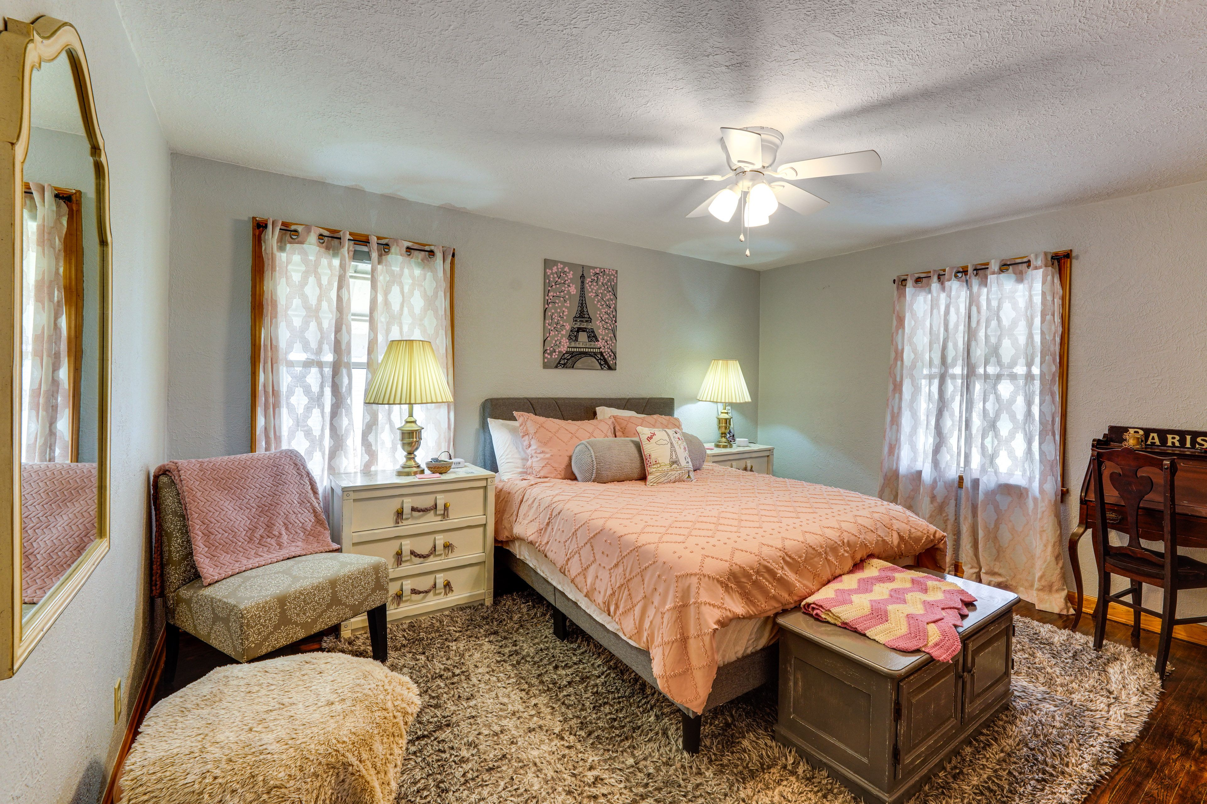Bedroom 1 | Queen Bed | Smart TV