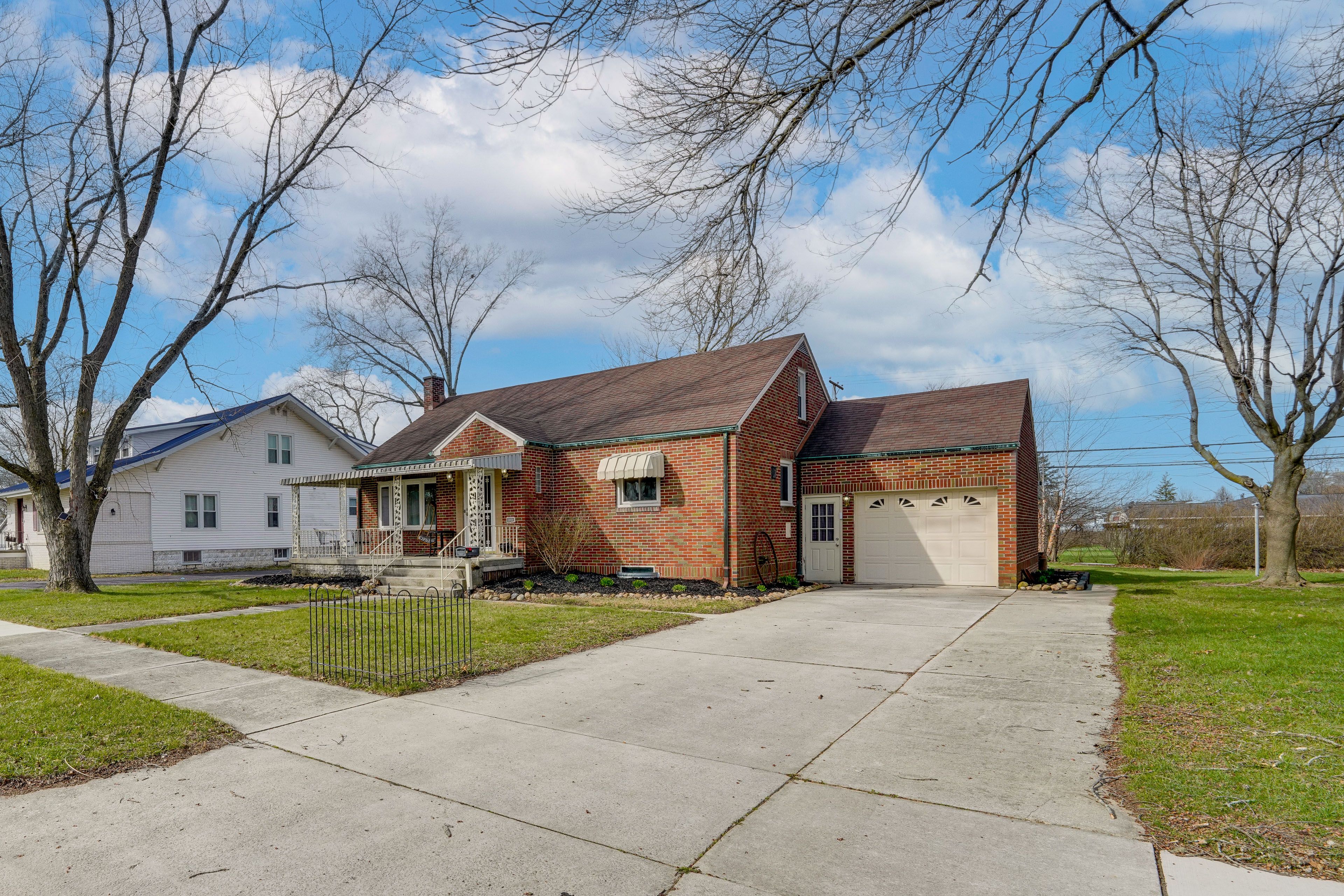 Exterior | Driveway (2 Vehicles)