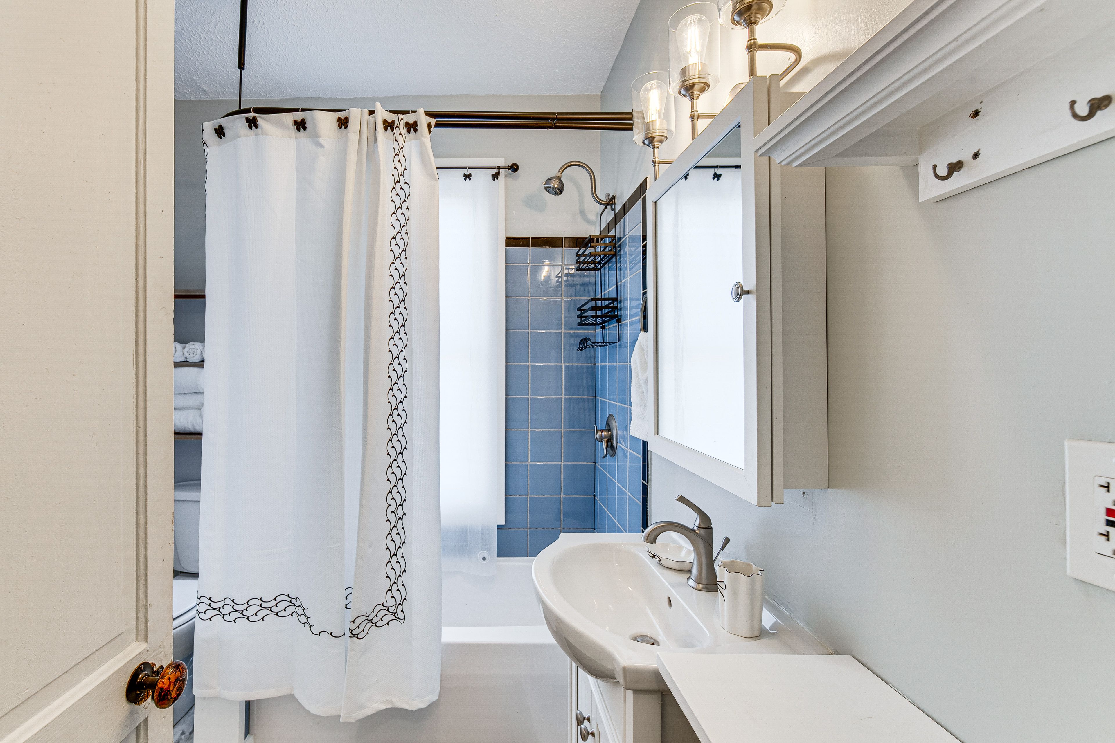 Full Bathroom | 2nd Floor