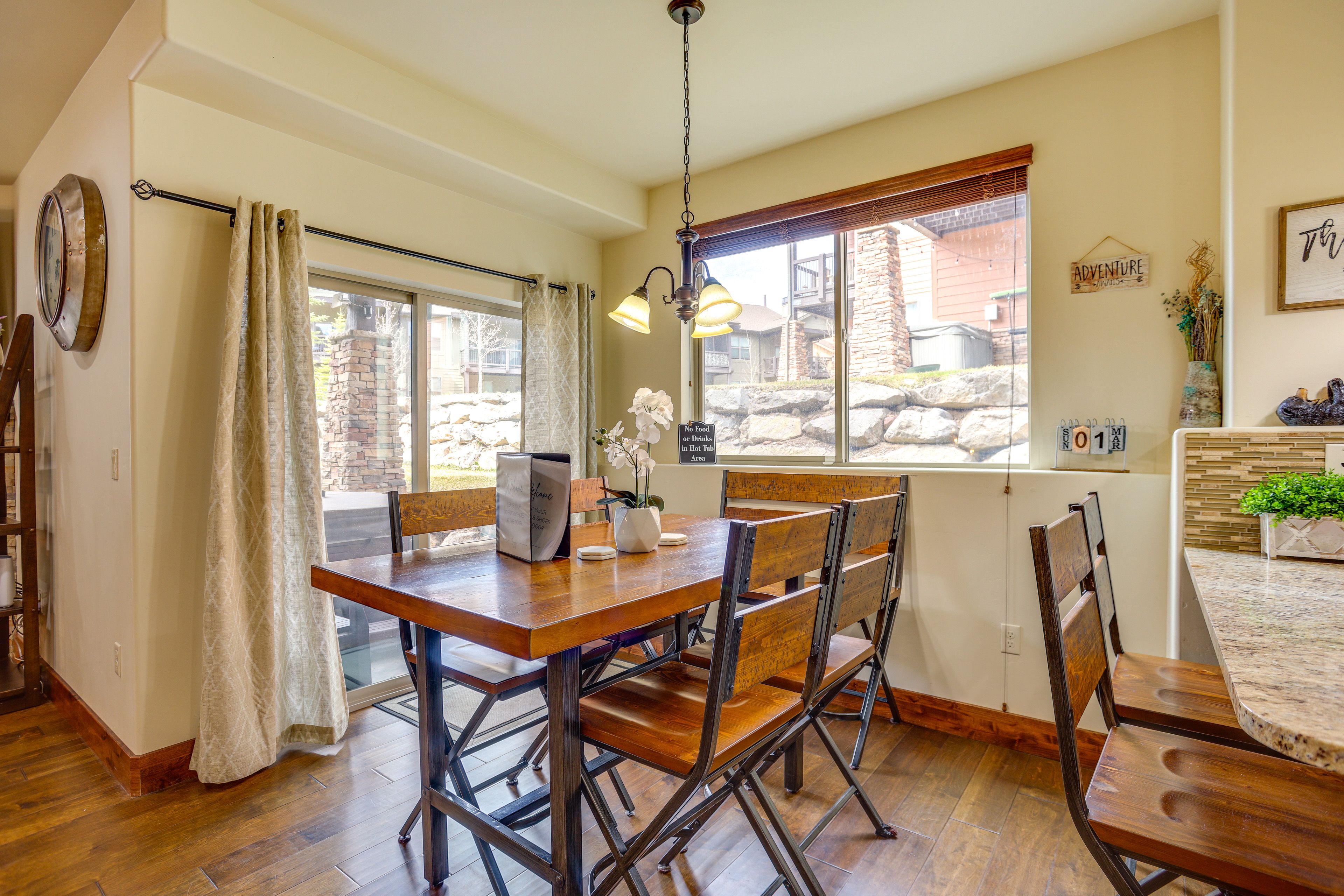 Dining Area | Dishware/Flatware Provided