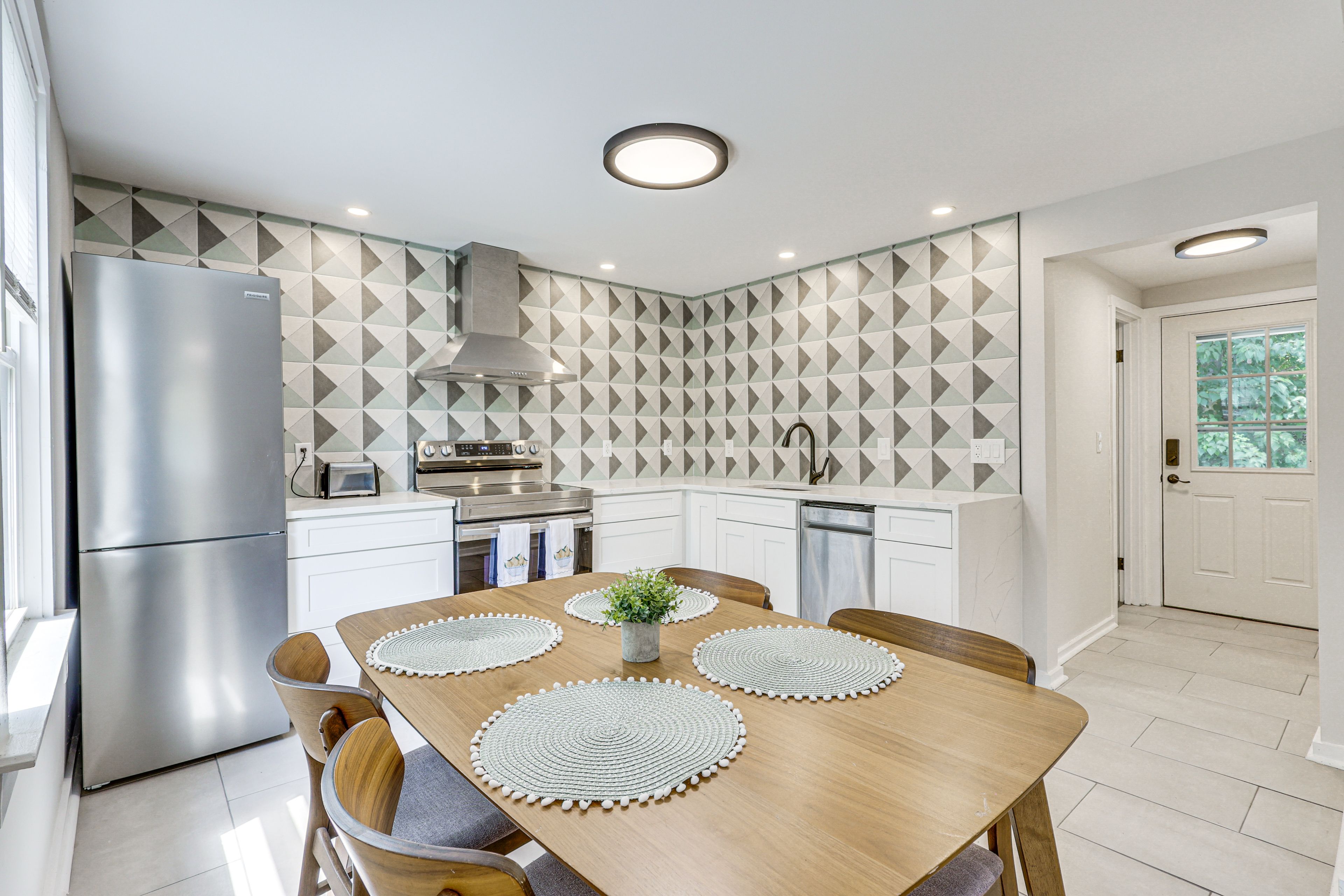 Eat-In Kitchen
