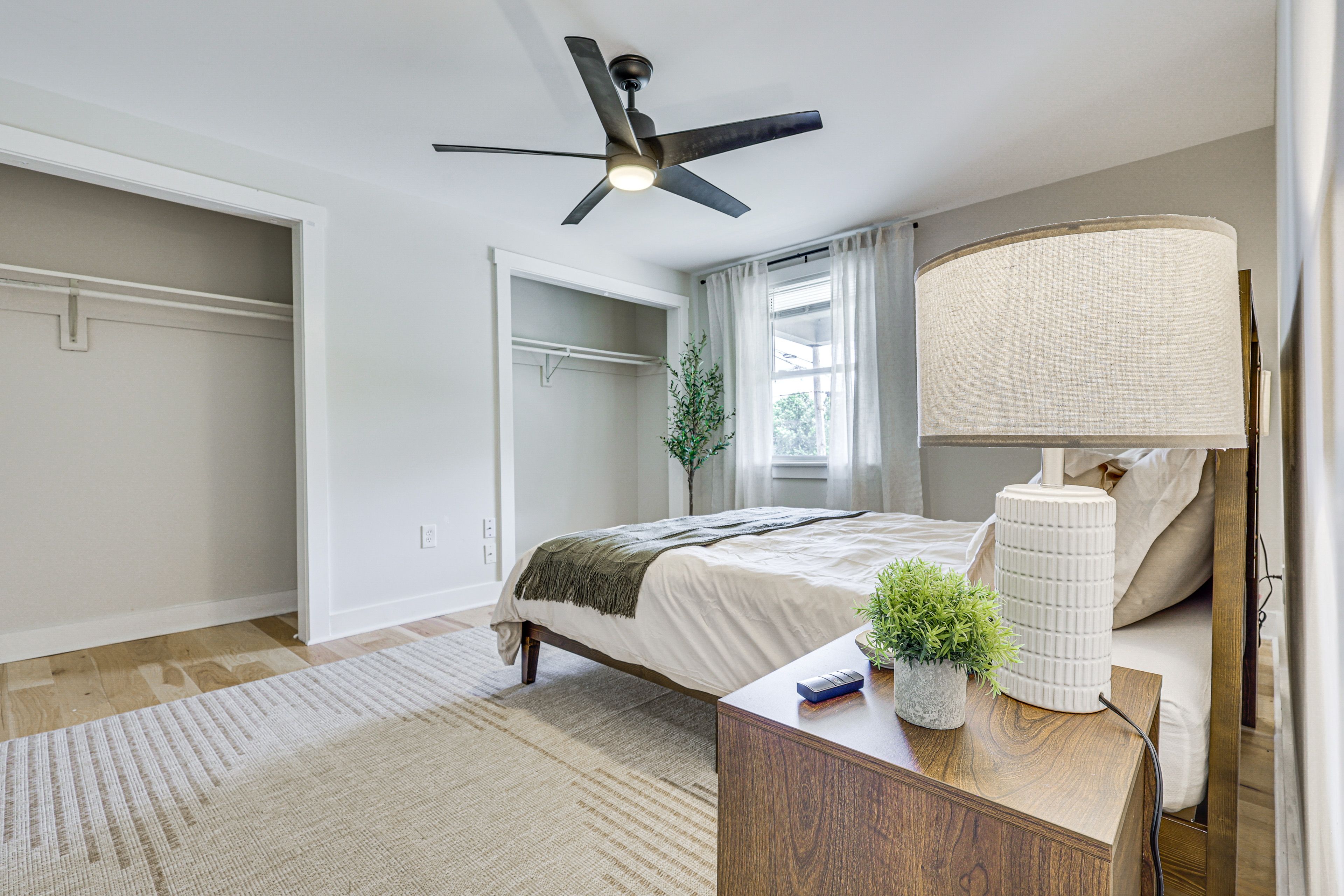 Bedroom | Queen Bed
