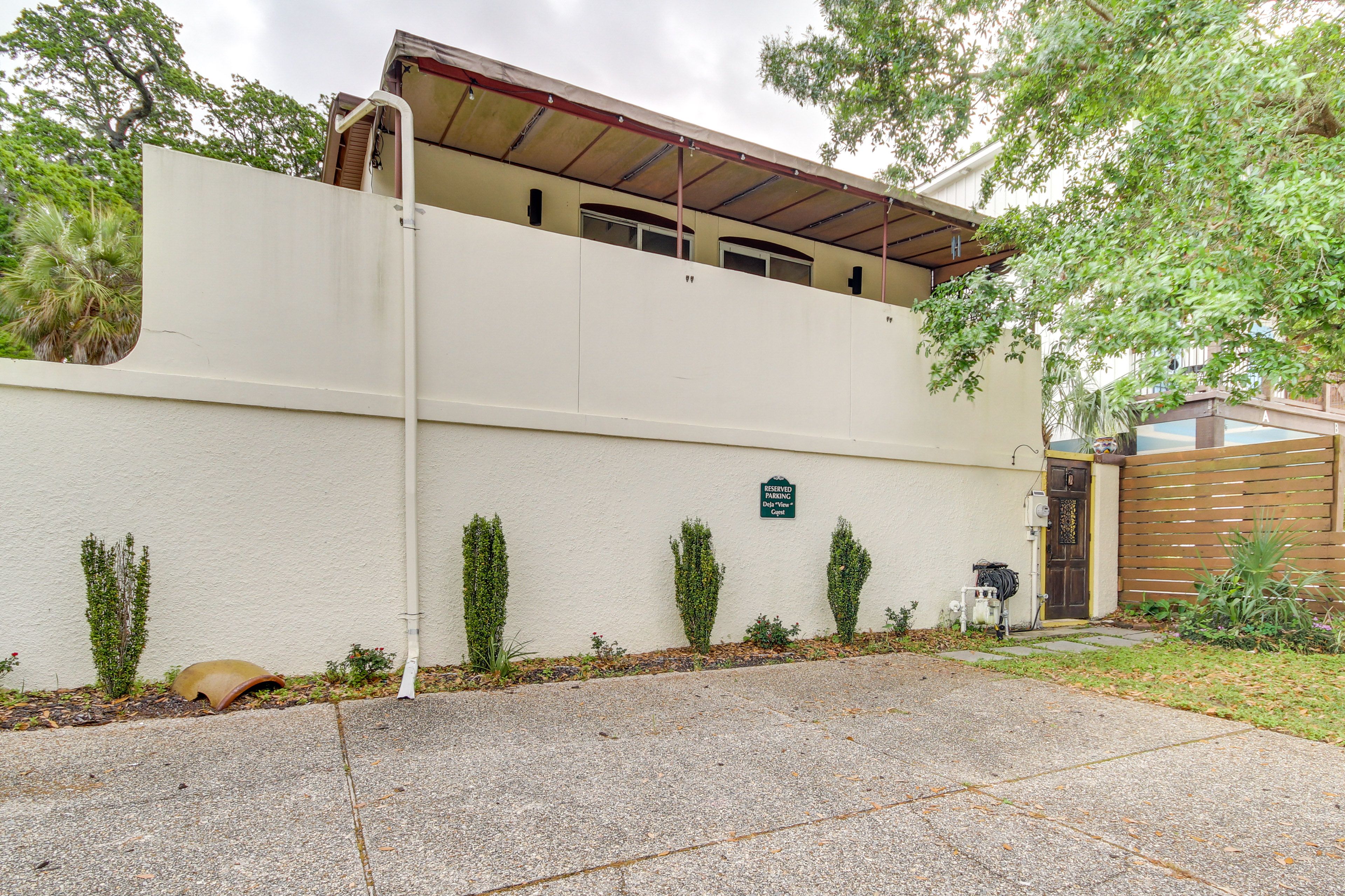 Shared Driveway Parking (1 Vehicle)