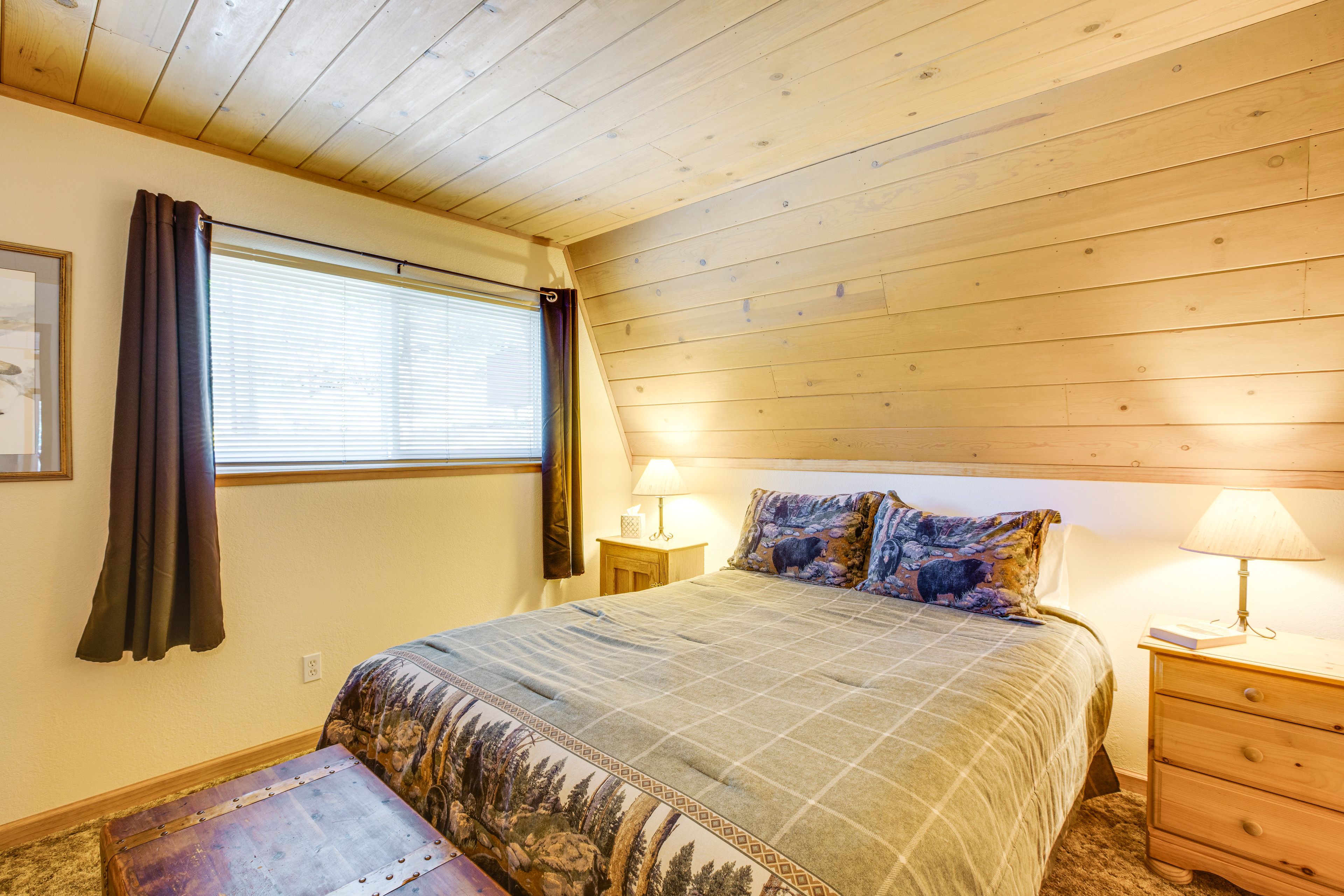Bedroom 1 | Queen Bed | 1st Floor