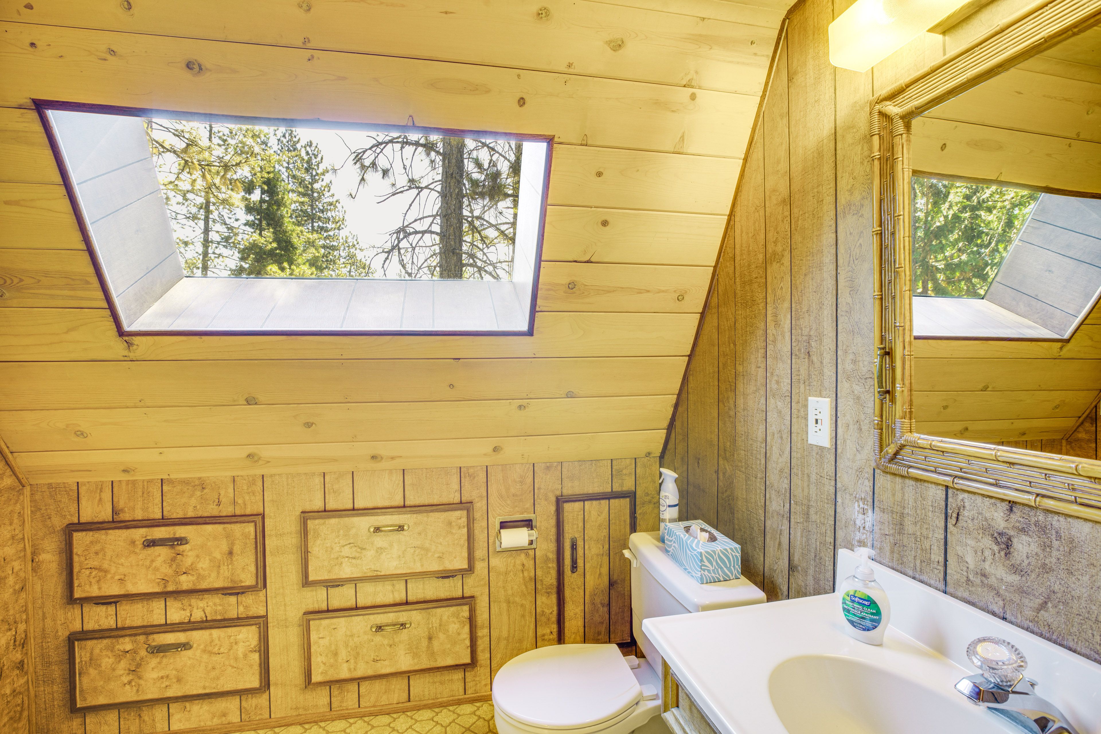 Bathroom | 2nd Floor