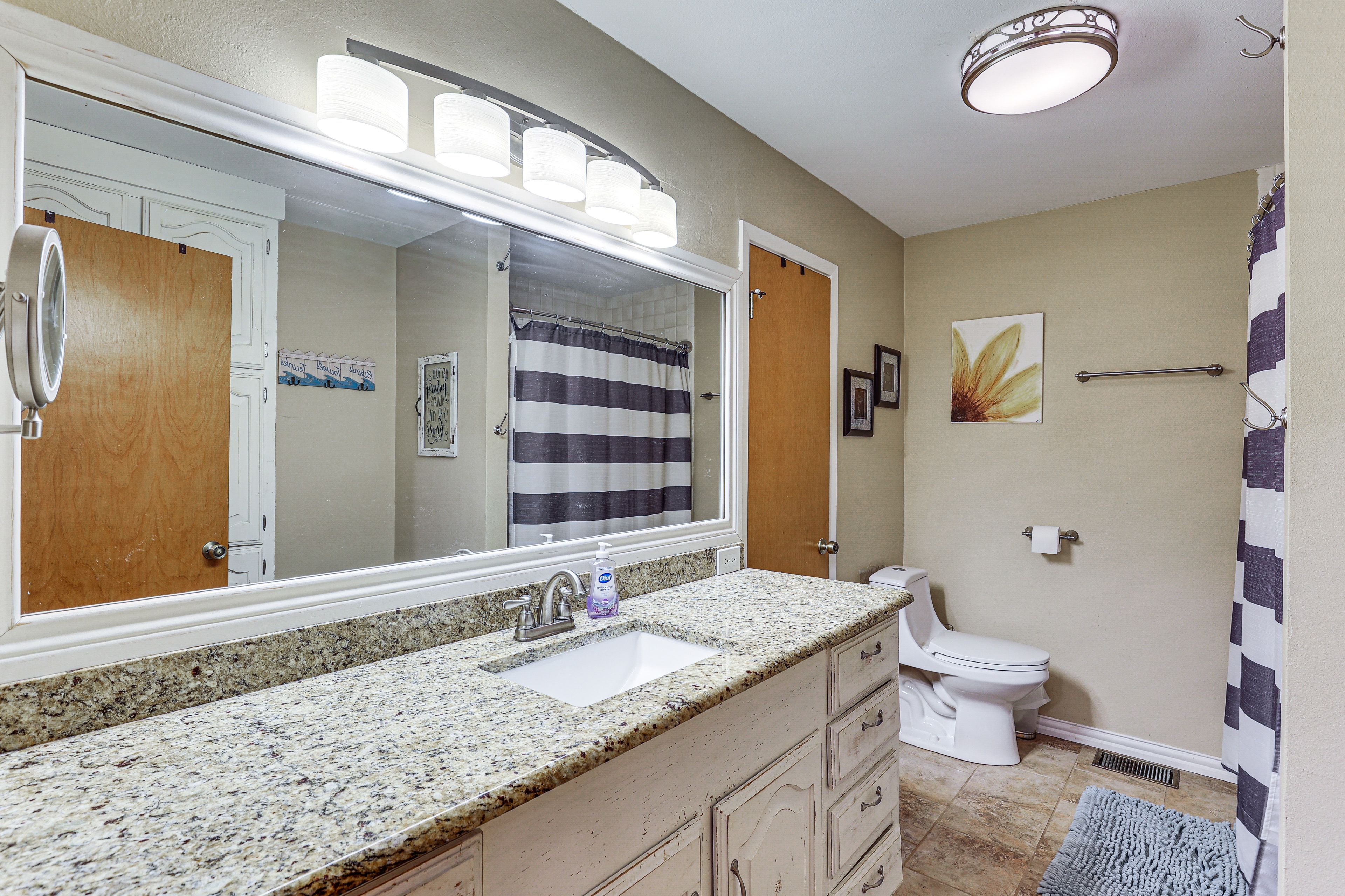 Full Bathroom | Towels & Linens Provided