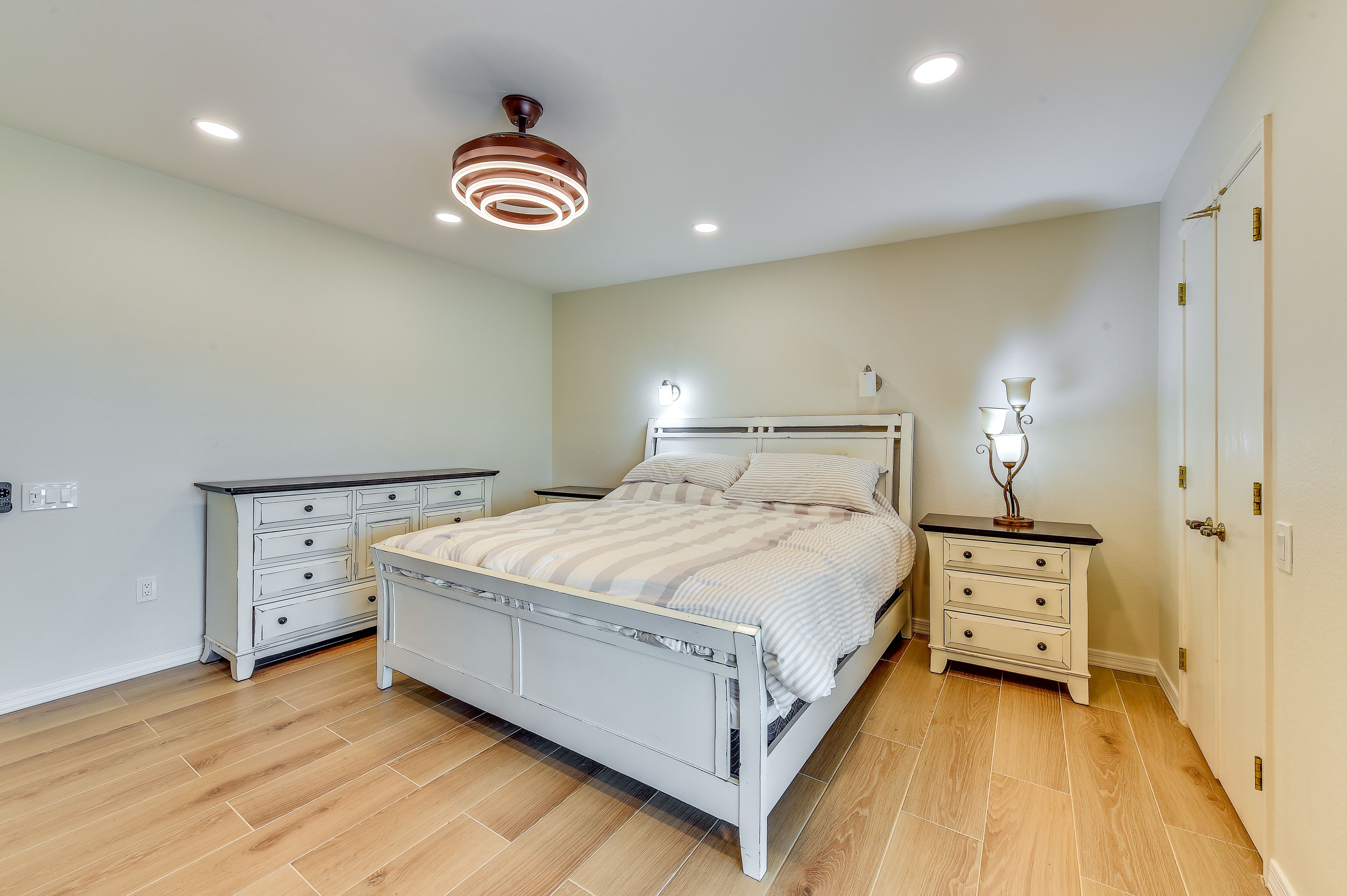 Bedroom | King Bed | Smart TV