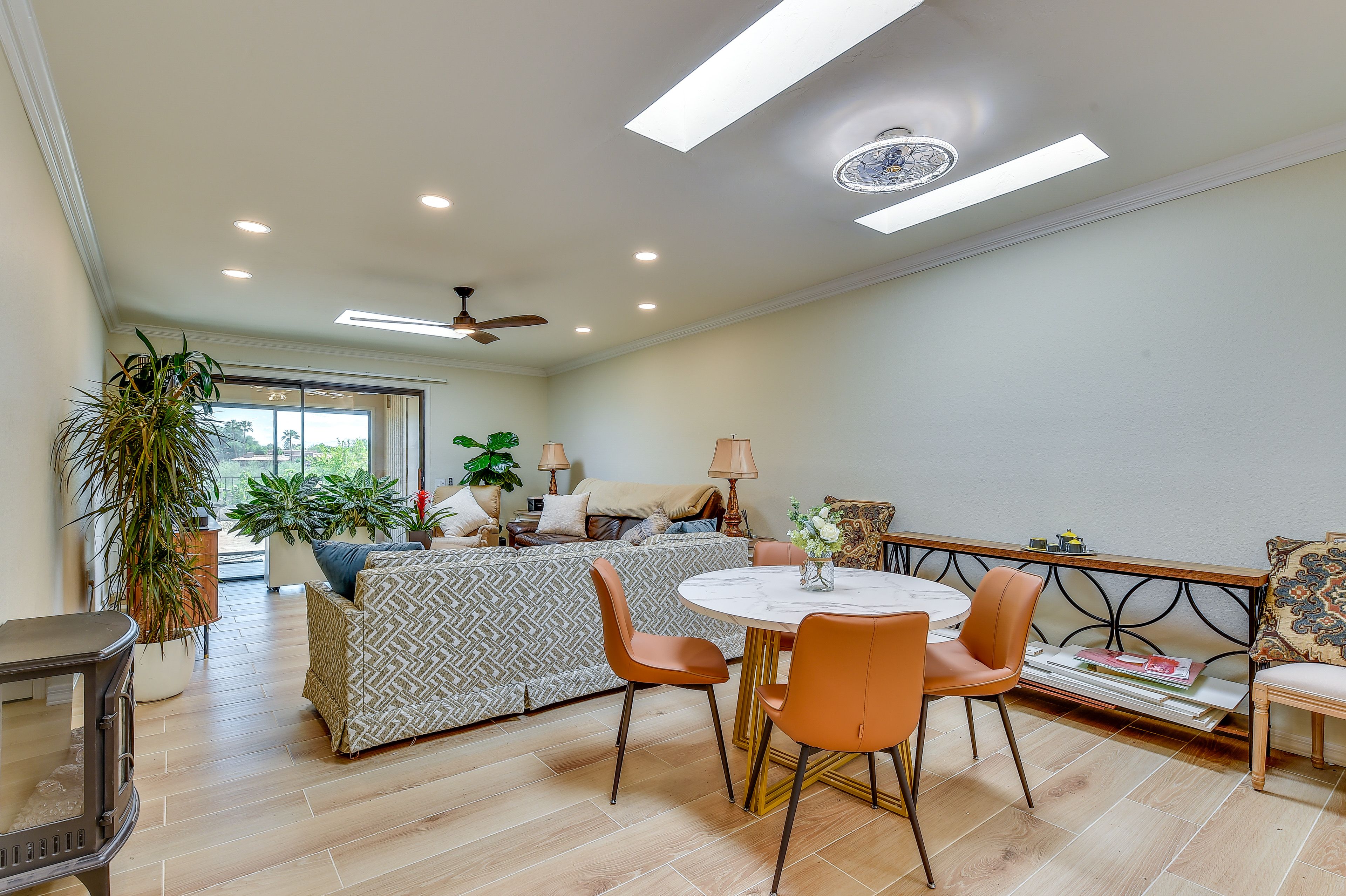 Dining Area | Dishware/Flatware Provided