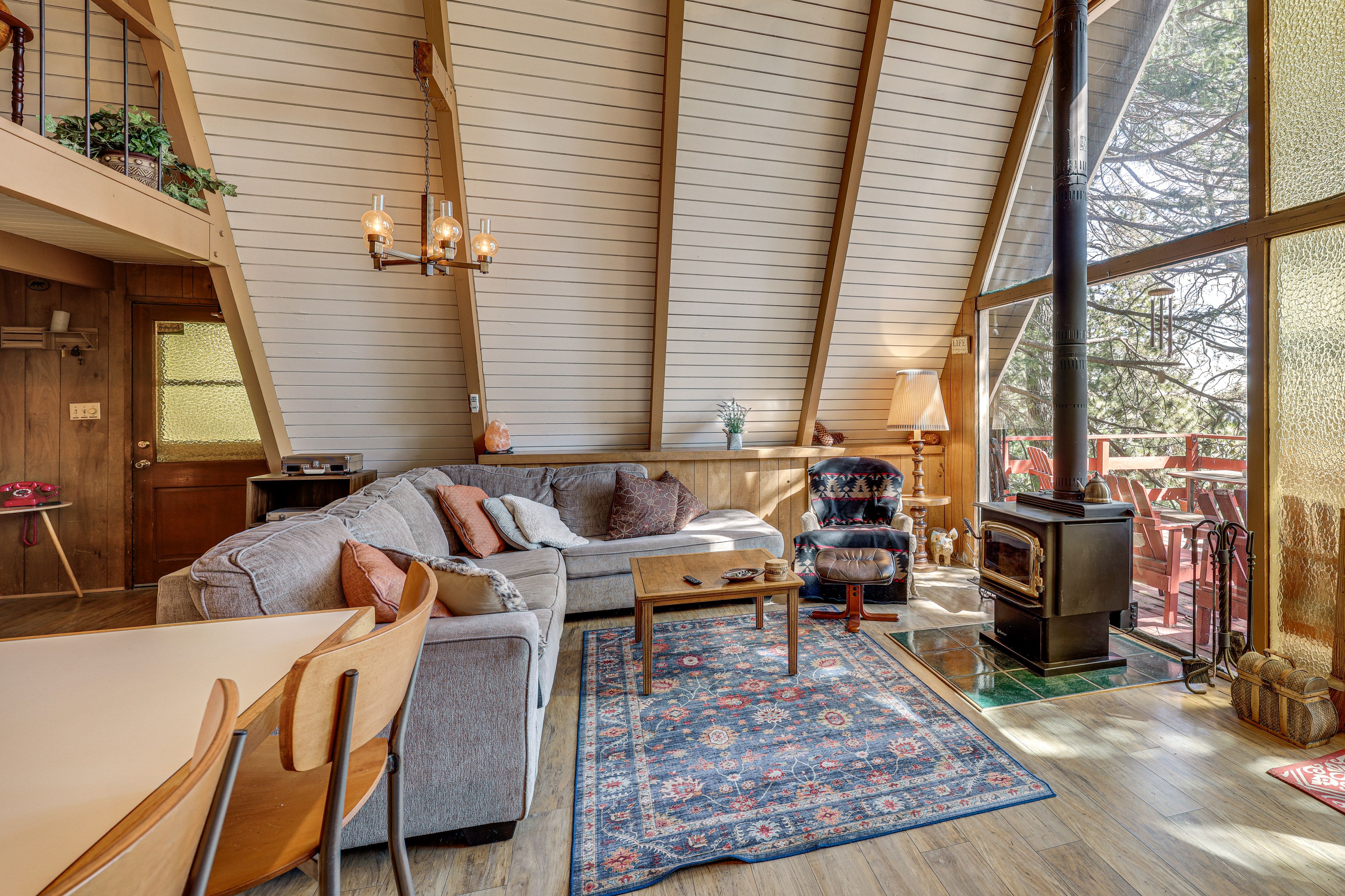 Living Room | 1st Floor | Dining Area | Dishes & Flatware Provided