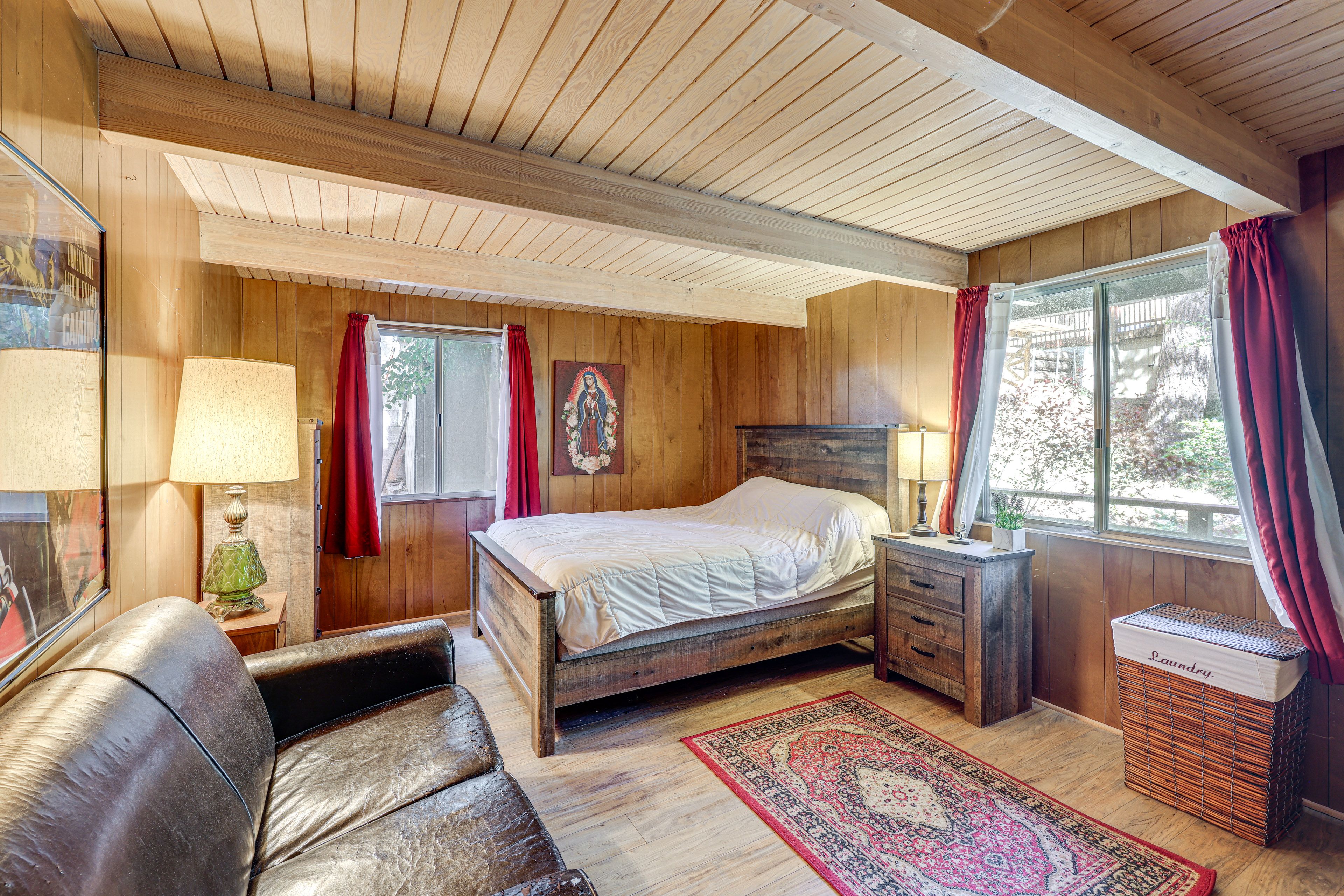 Bedroom 1 | Queen Bed | 1st Floor