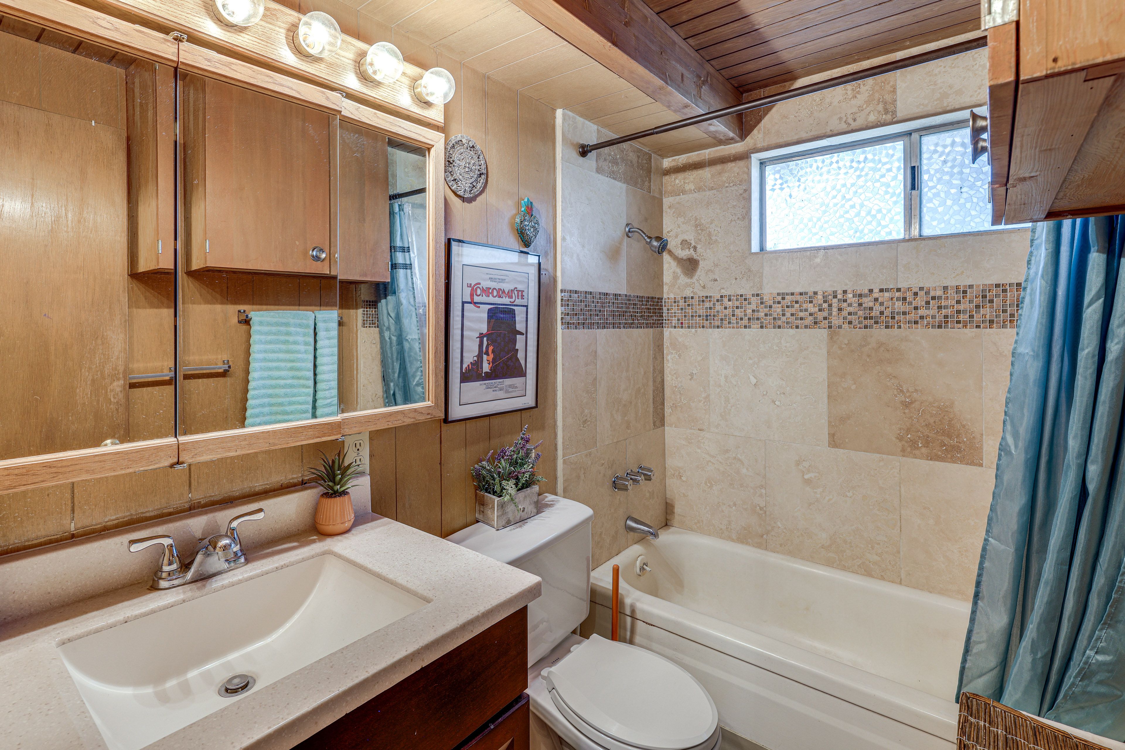 Full Bathroom | 1st Floor | Towels & Linens Provided