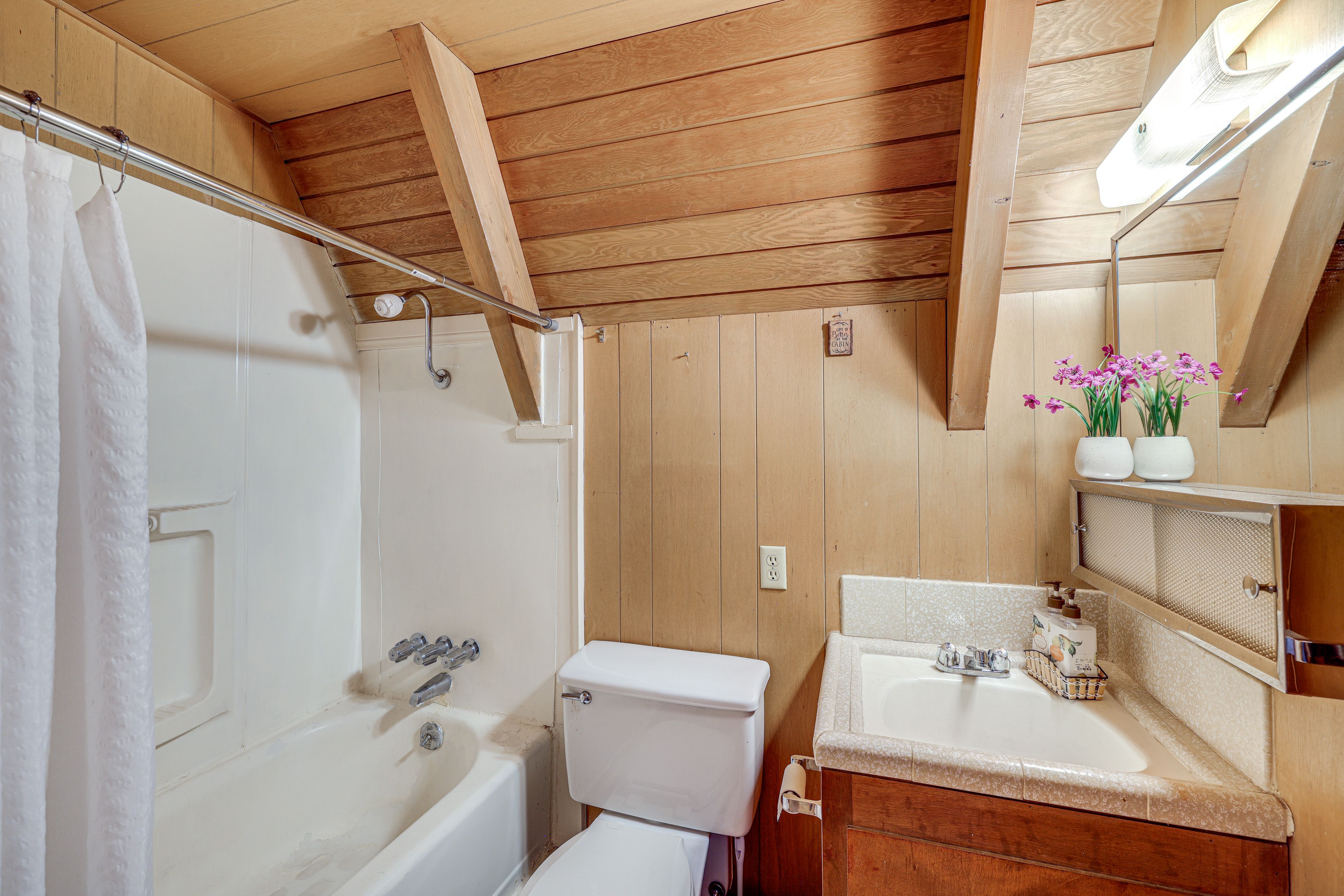 Full Bathroom | 2nd Floor