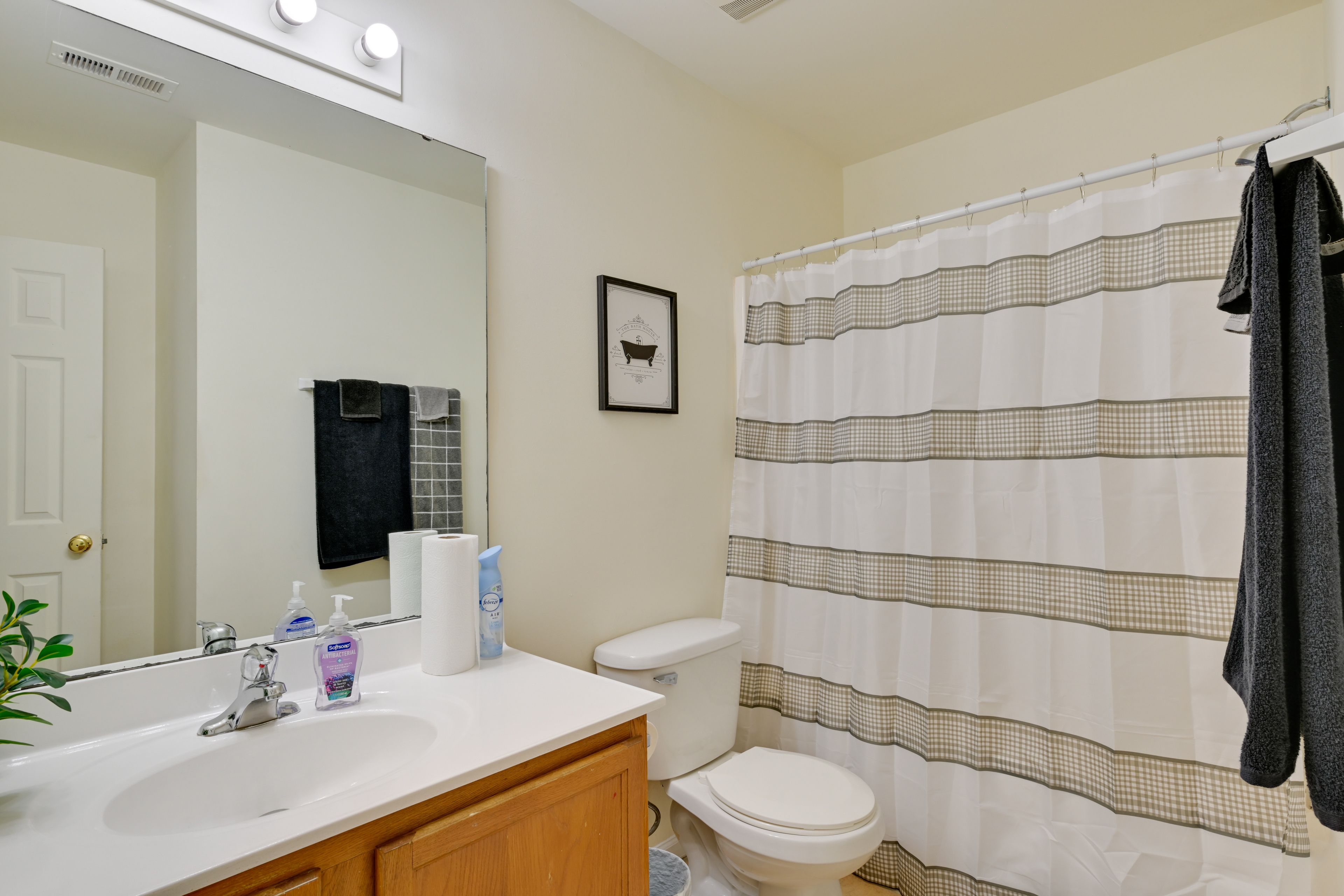 Full Bathroom | 2nd Floor