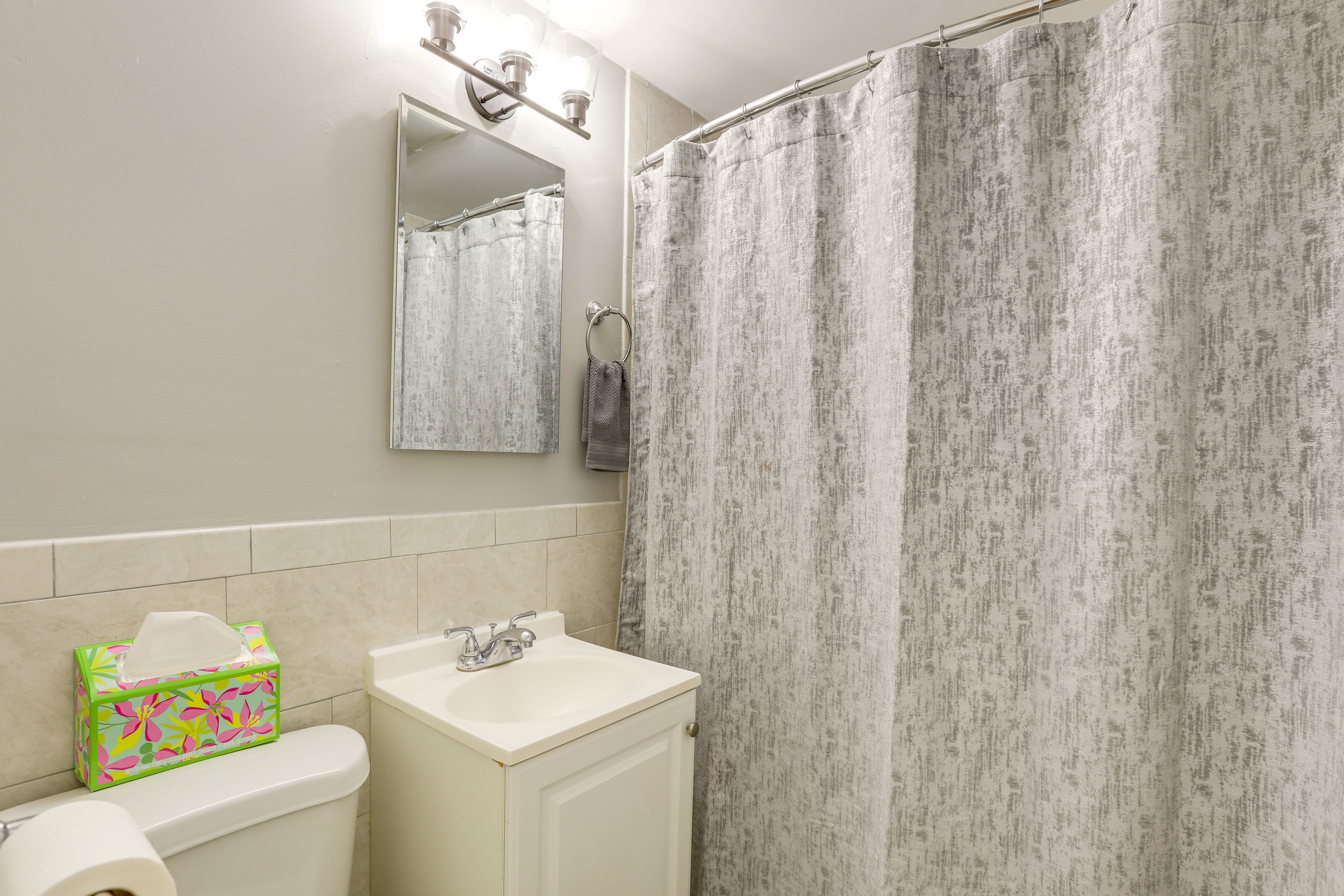 Full Bathroom | 2nd Floor