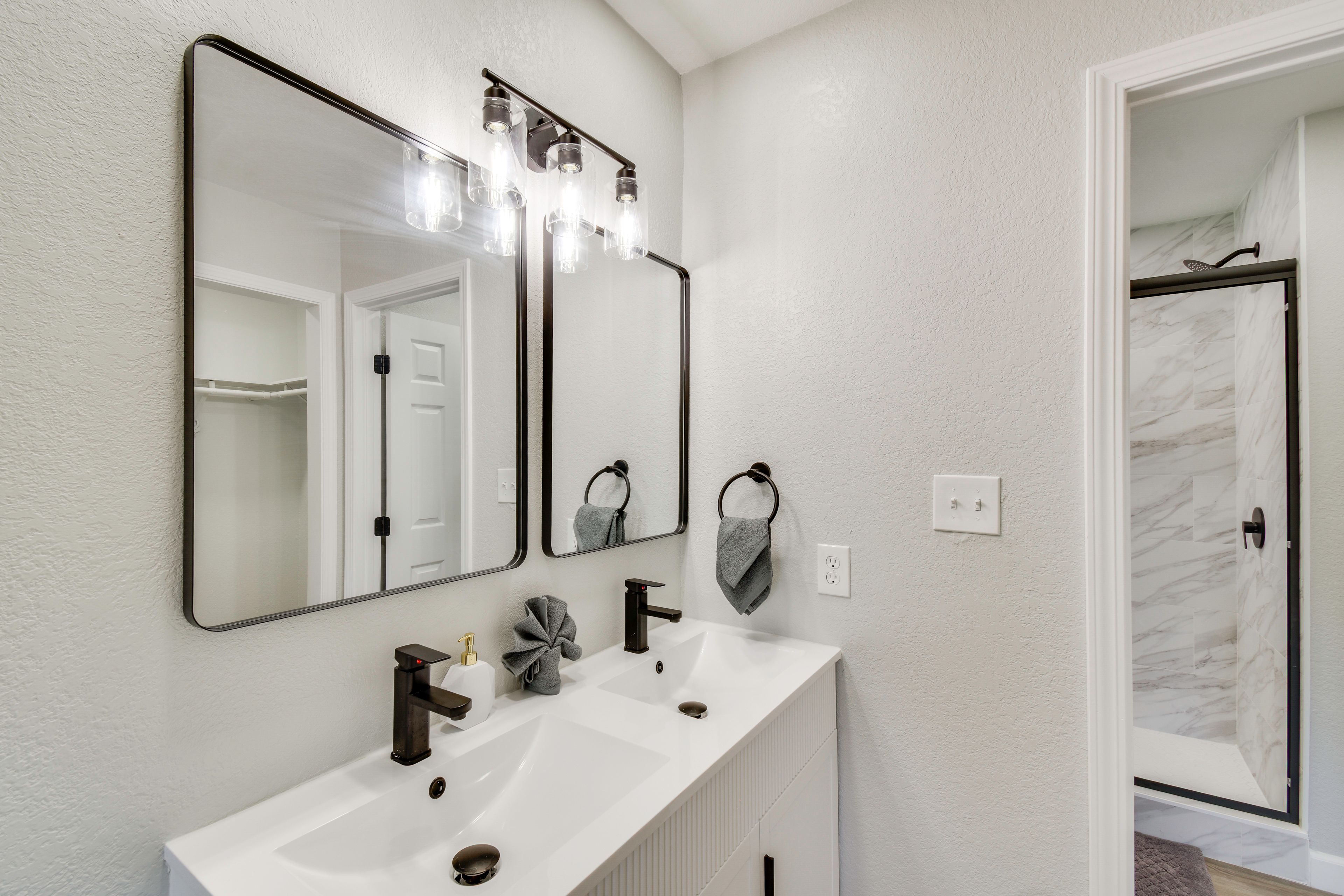 En-Suite Bathroom | Shower/Bathtub