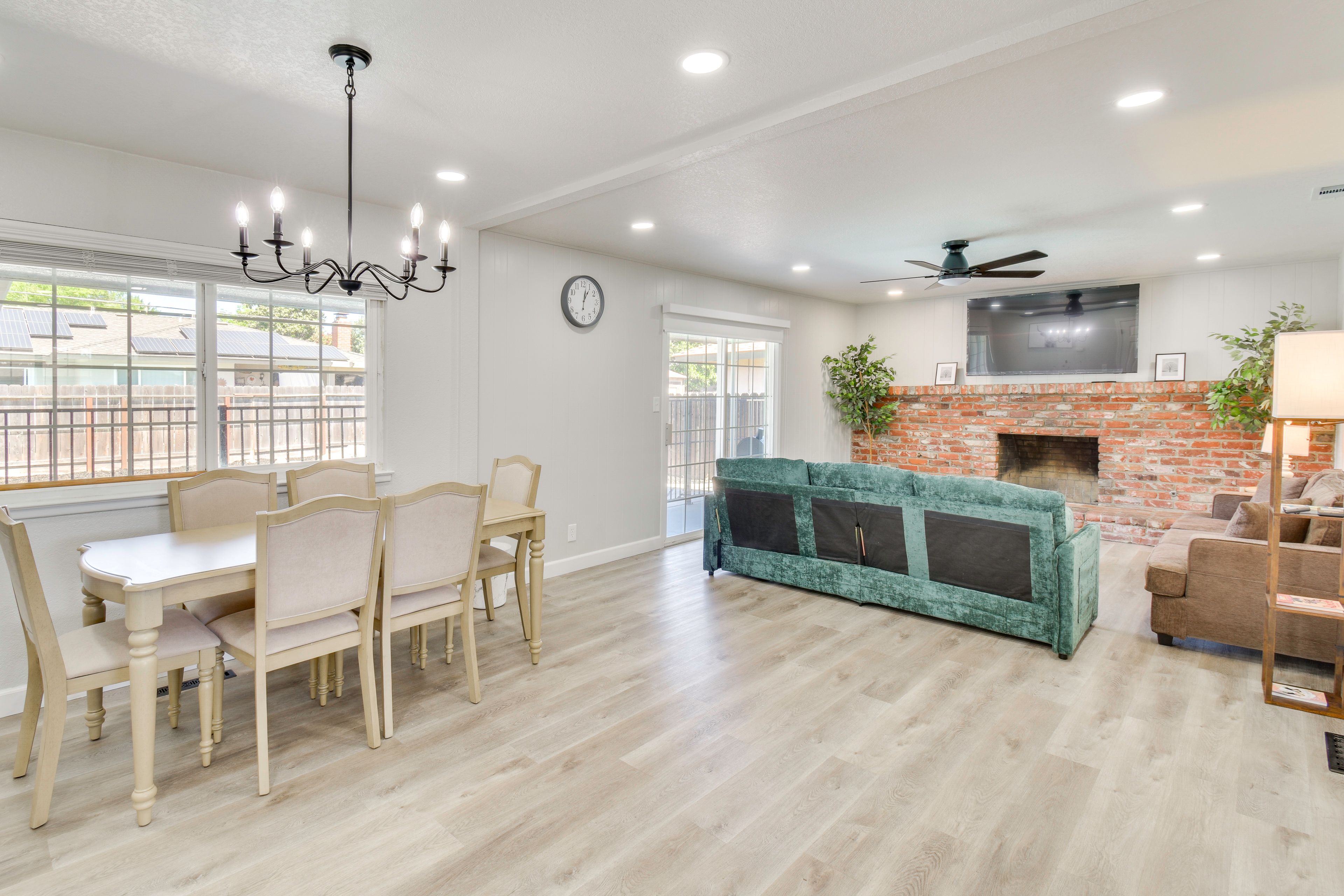 Dining Area | Dishware/Flatware Provided